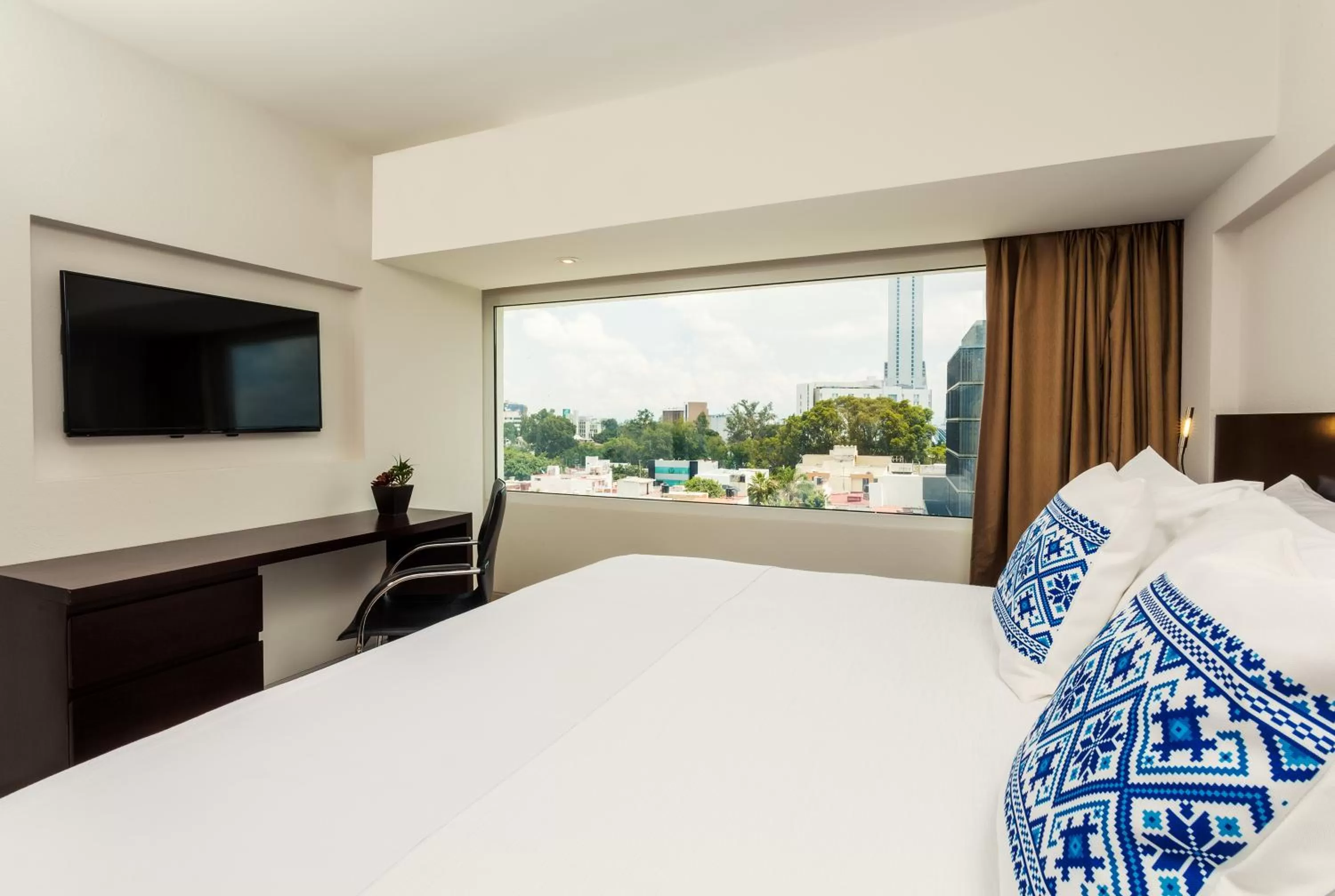 Photo of the whole room, Bed in Hotel Indigo Guadalajara Expo by IHG