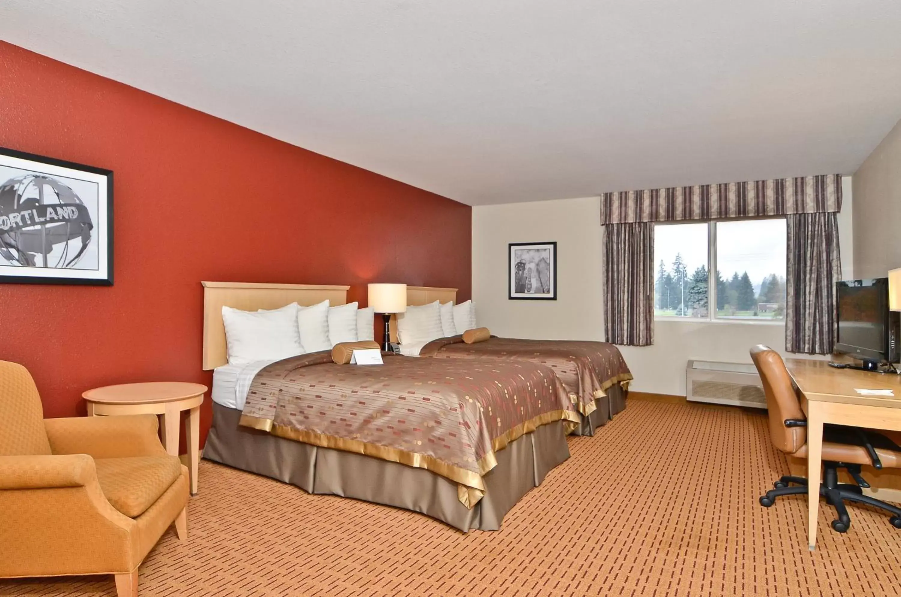Photo of the whole room, Bed in Clackamas Inn and Suites