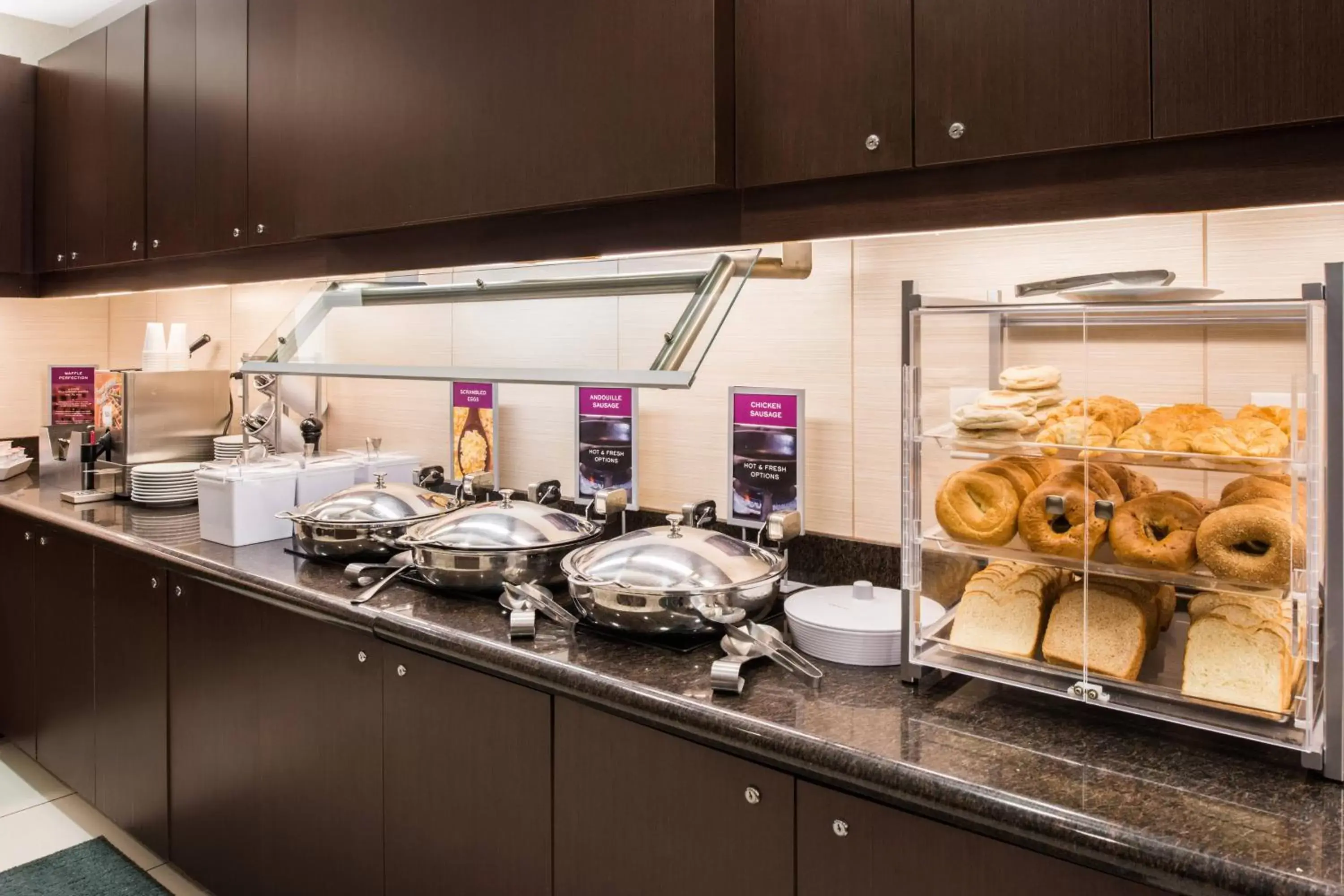 Breakfast, Kitchen/Kitchenette in Residence Inn by Marriott Harrisonburg