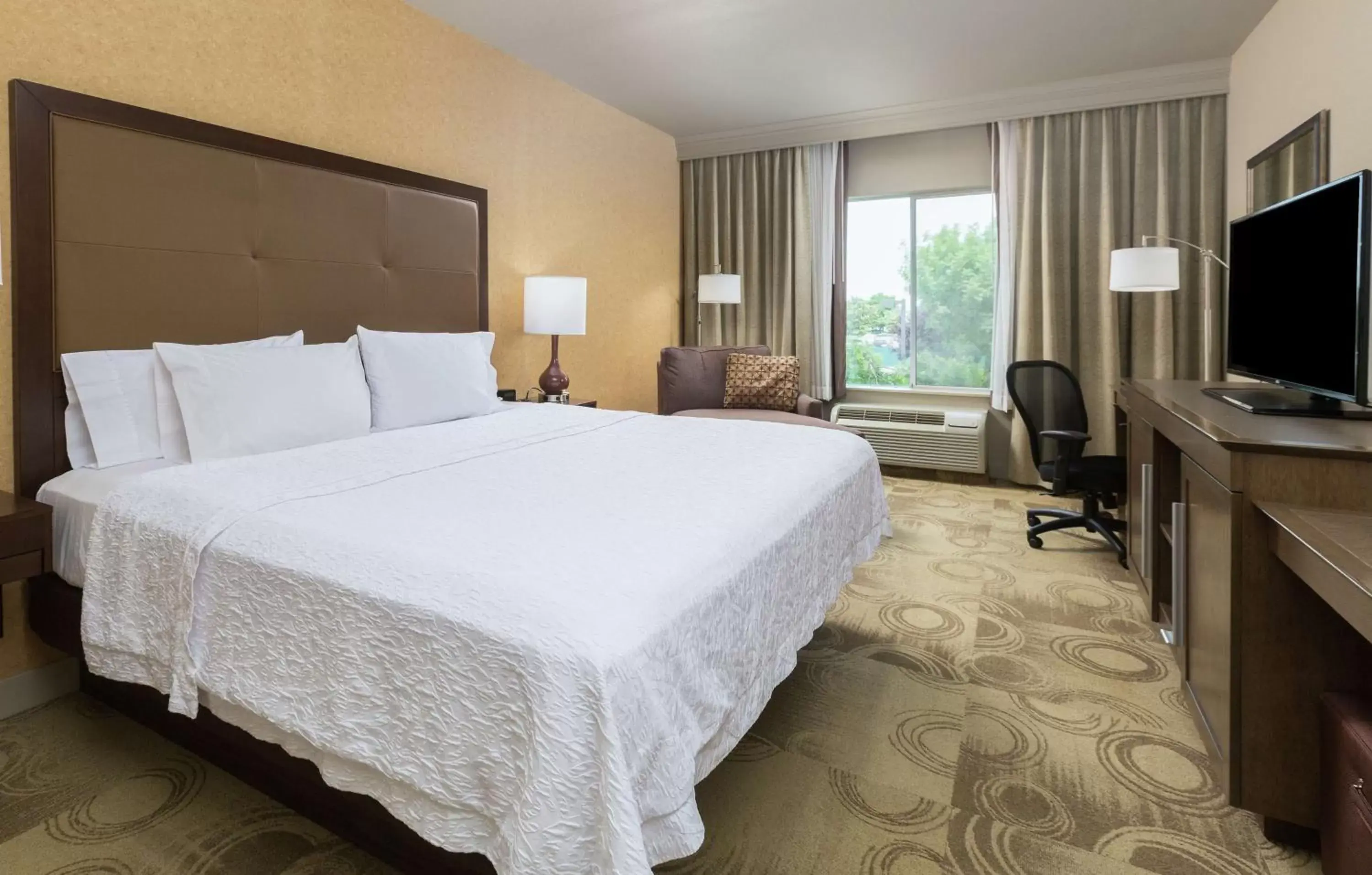 Bedroom, Bed in Hampton Inn & Suites Yuba City