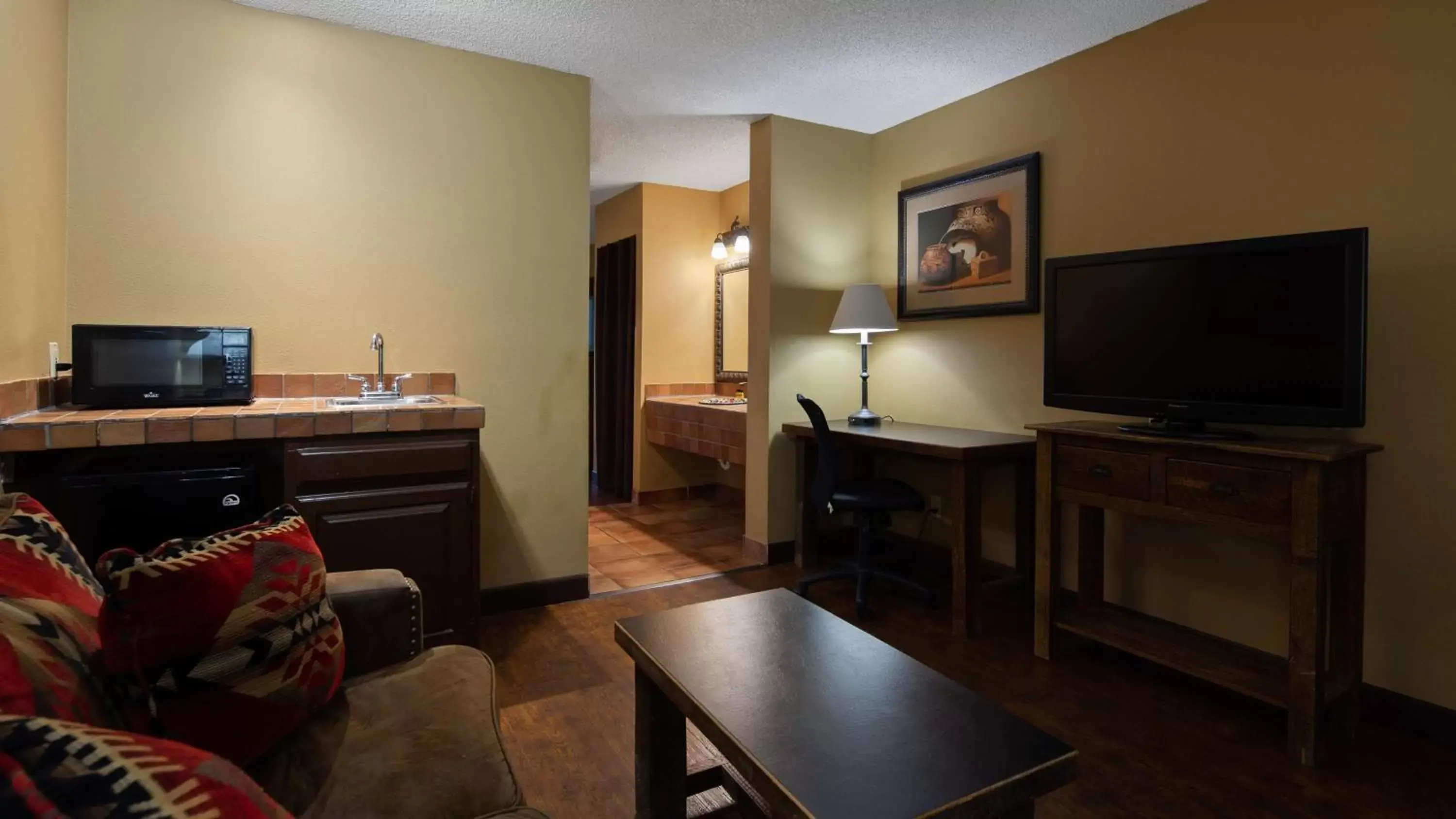 Photo of the whole room, TV/Entertainment Center in Best Western Plus Inn of Santa Fe