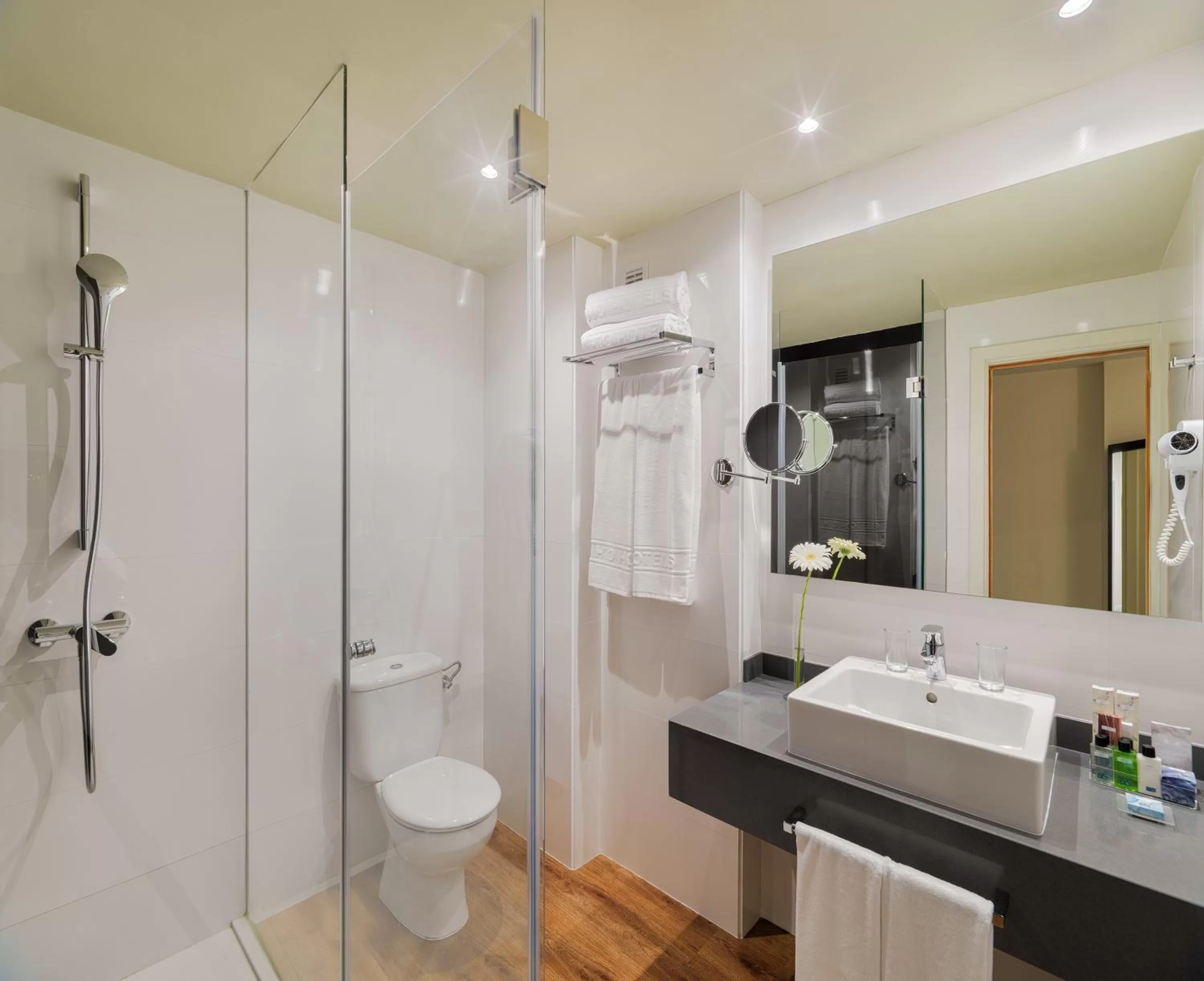 Bathroom in H10 Las Palmeras