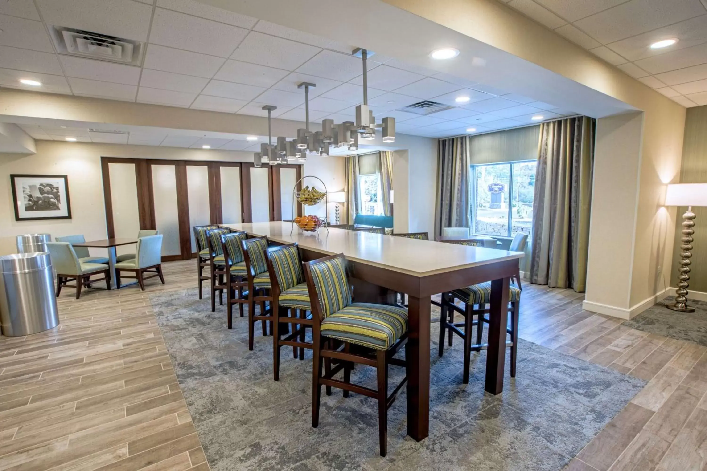 Restaurant/places to eat in Hampton Inn by Hilton Amesbury, MA Restaurant/places to eat in Hampton Inn by Hilton Amesbury, MA