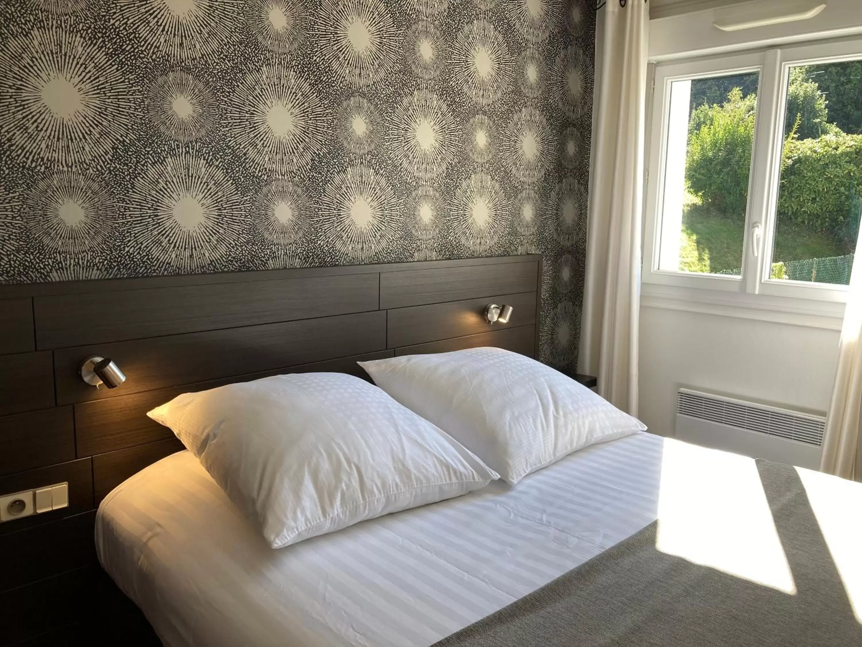 Bed in The Originals City, Hôtel du Château, Pontivy (Inter-Hotel)