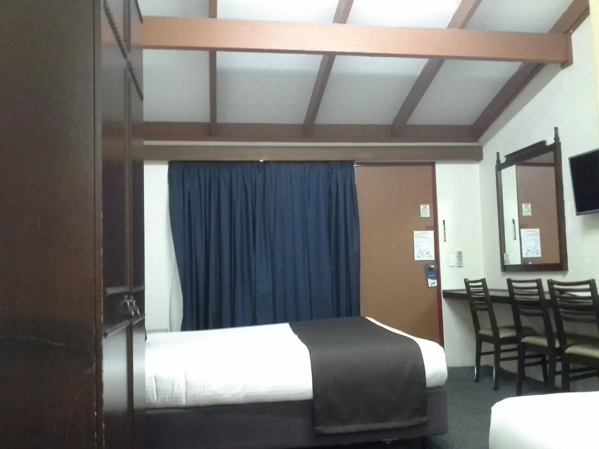 Photo of the whole room, Bed in Hideaway Motor Inn