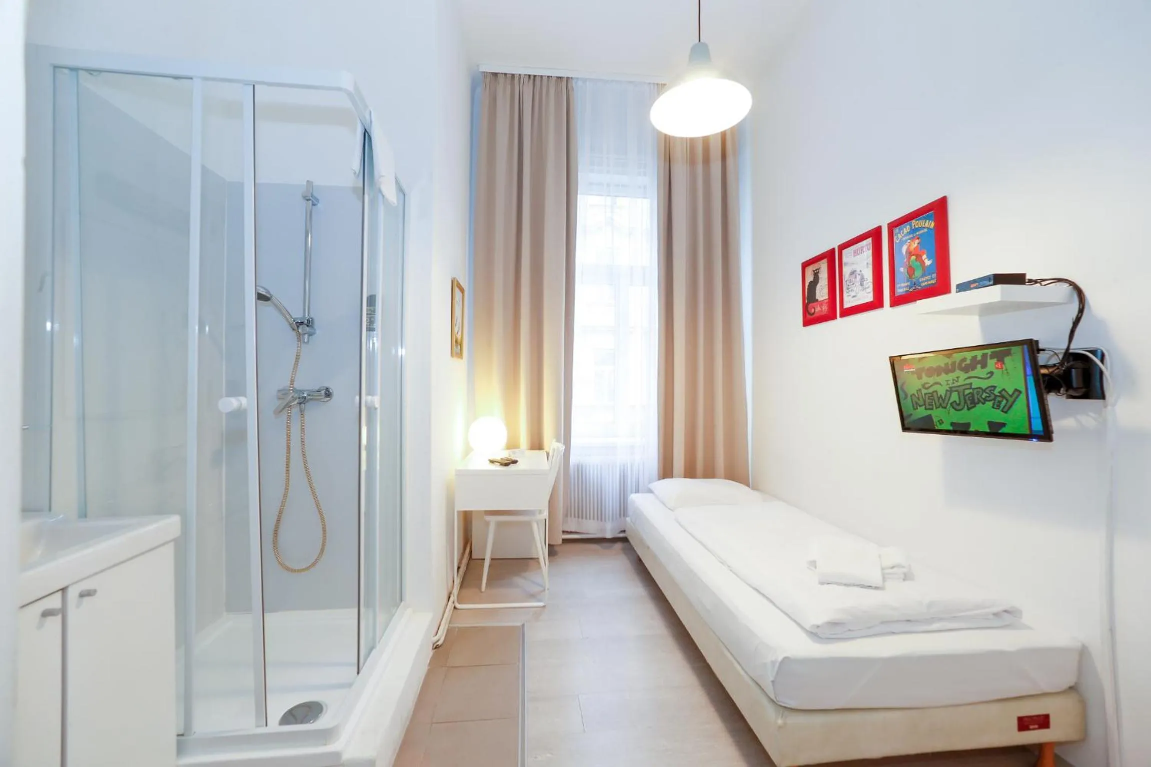 Bed in Timeout City Hotel, 5 min to city center, Self Check In