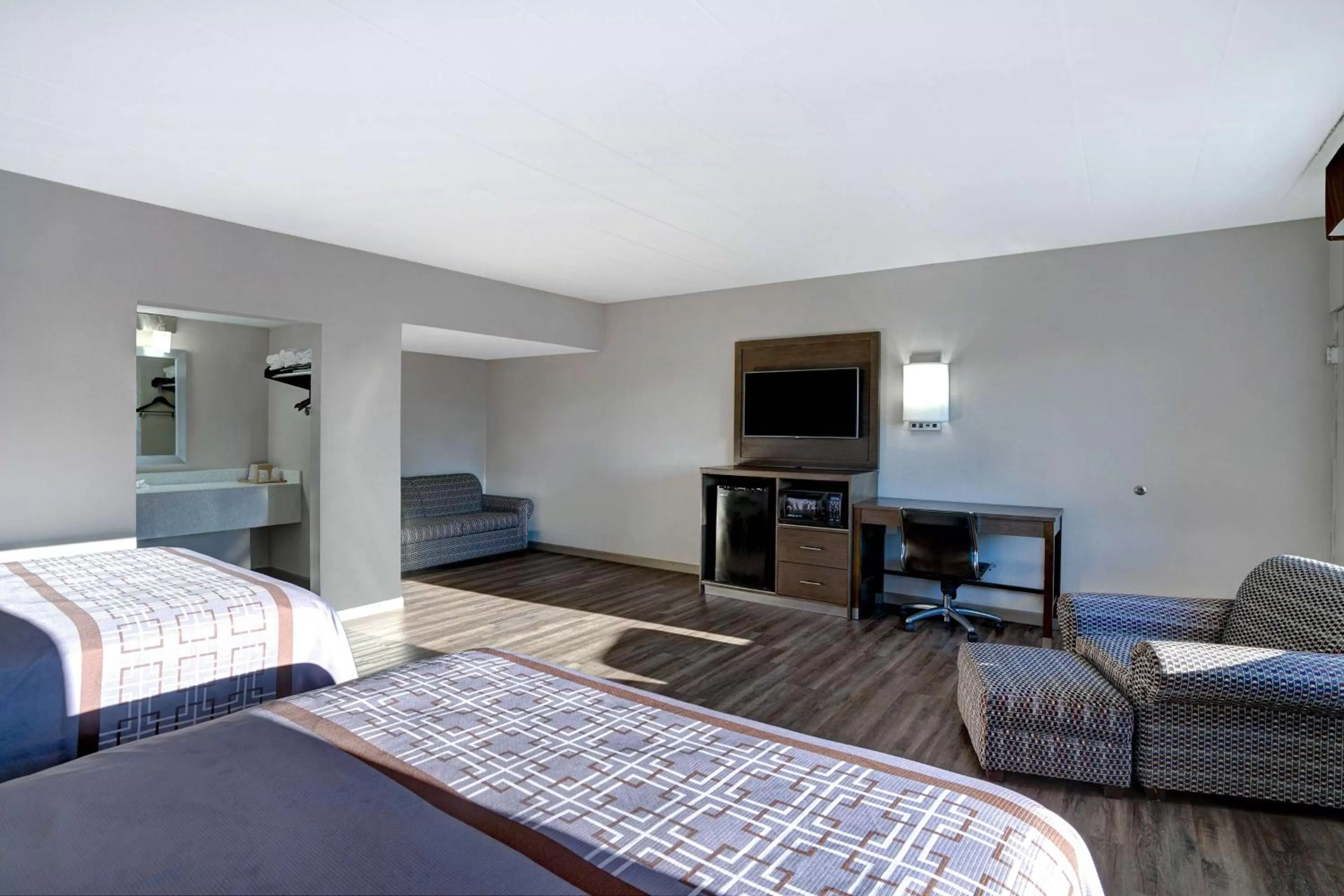 Photo of the whole room, Bed in Motel 6 Burlington