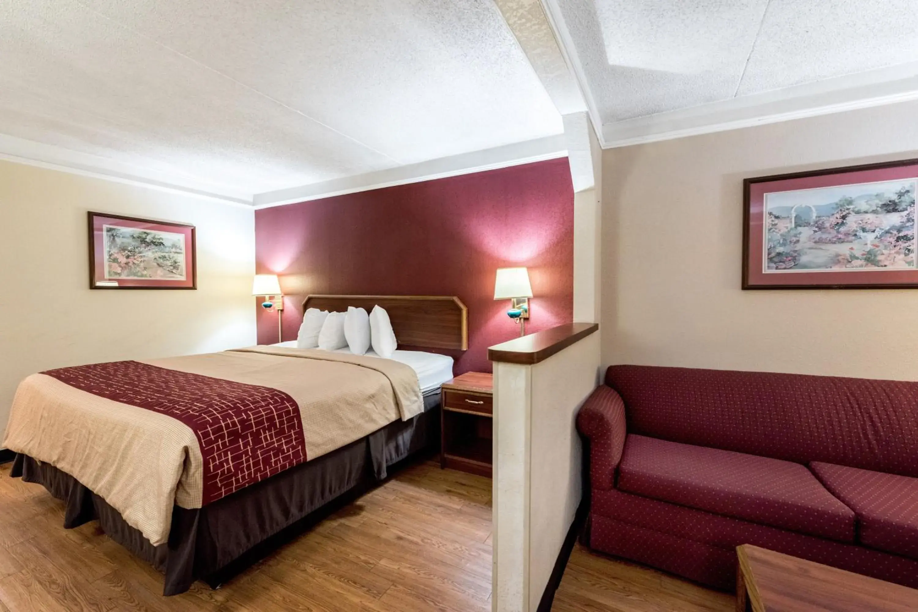 Bedroom, Bed in Red Roof Inn & Suites Clinton