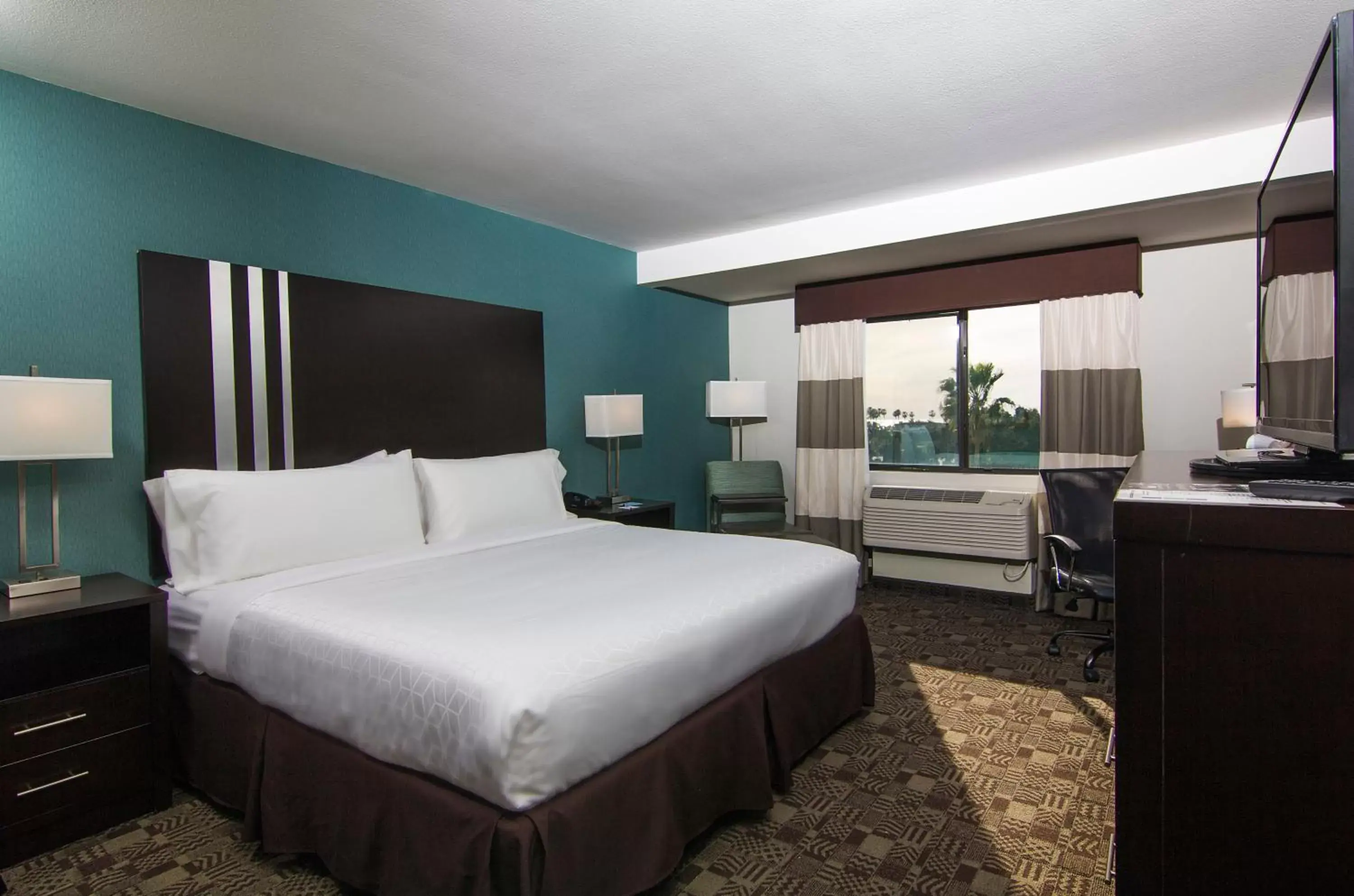 Photo of the whole room, Bed in Holiday Inn Express Hotel & Suites Carlsbad Beach, an IHG Hotel