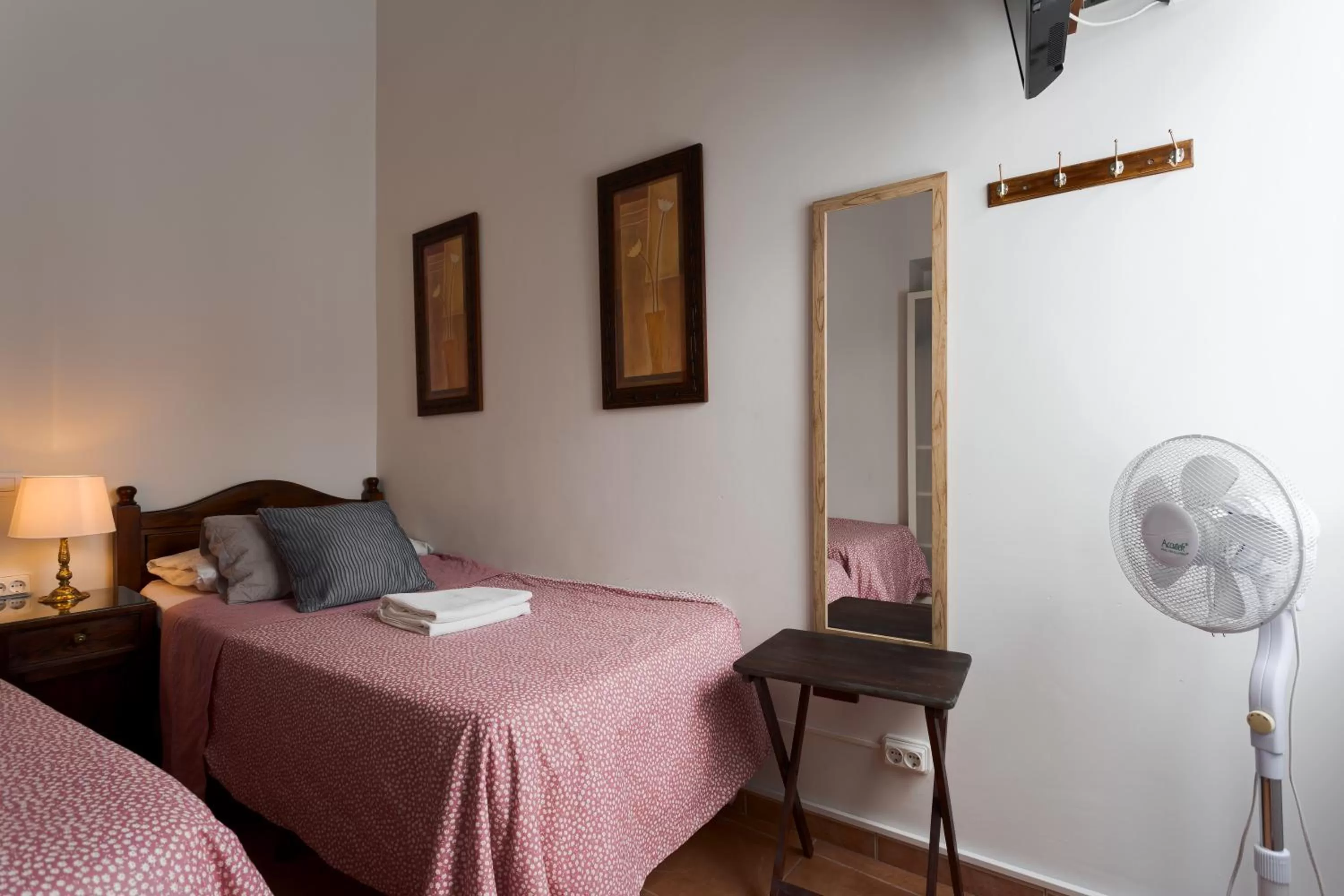 Twin Room with Shared Bathroom - single occupancy in Santa Ana Suite & Rooms