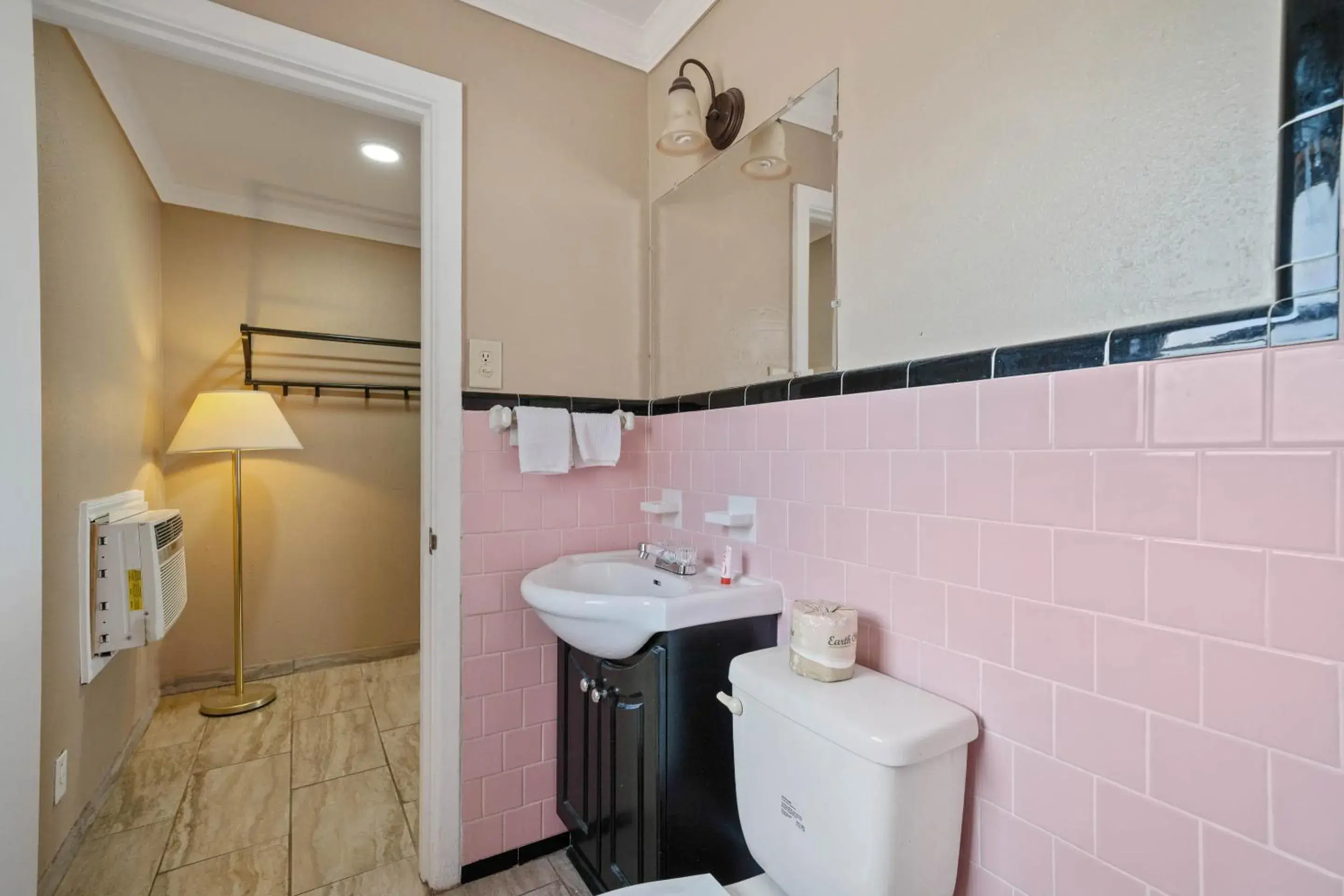 Bathroom in OYO Hotel Beeville - US 181