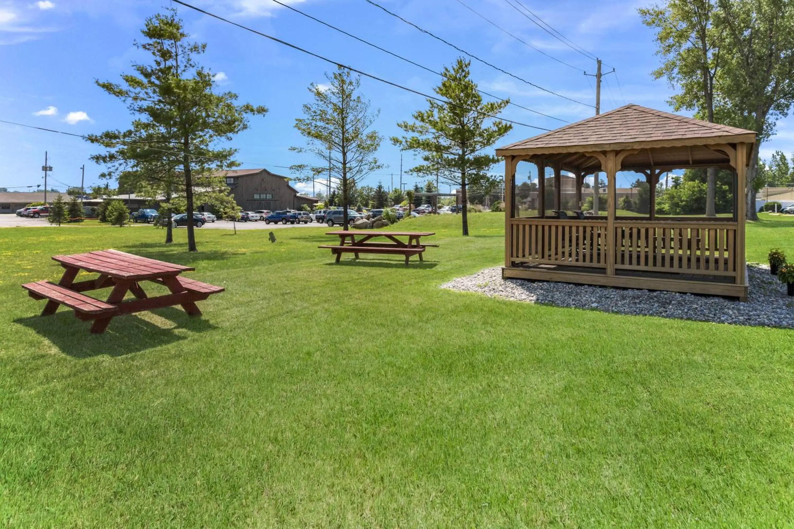 BBQ facilities, Garden in Quality Inn & Suites Plattsburgh