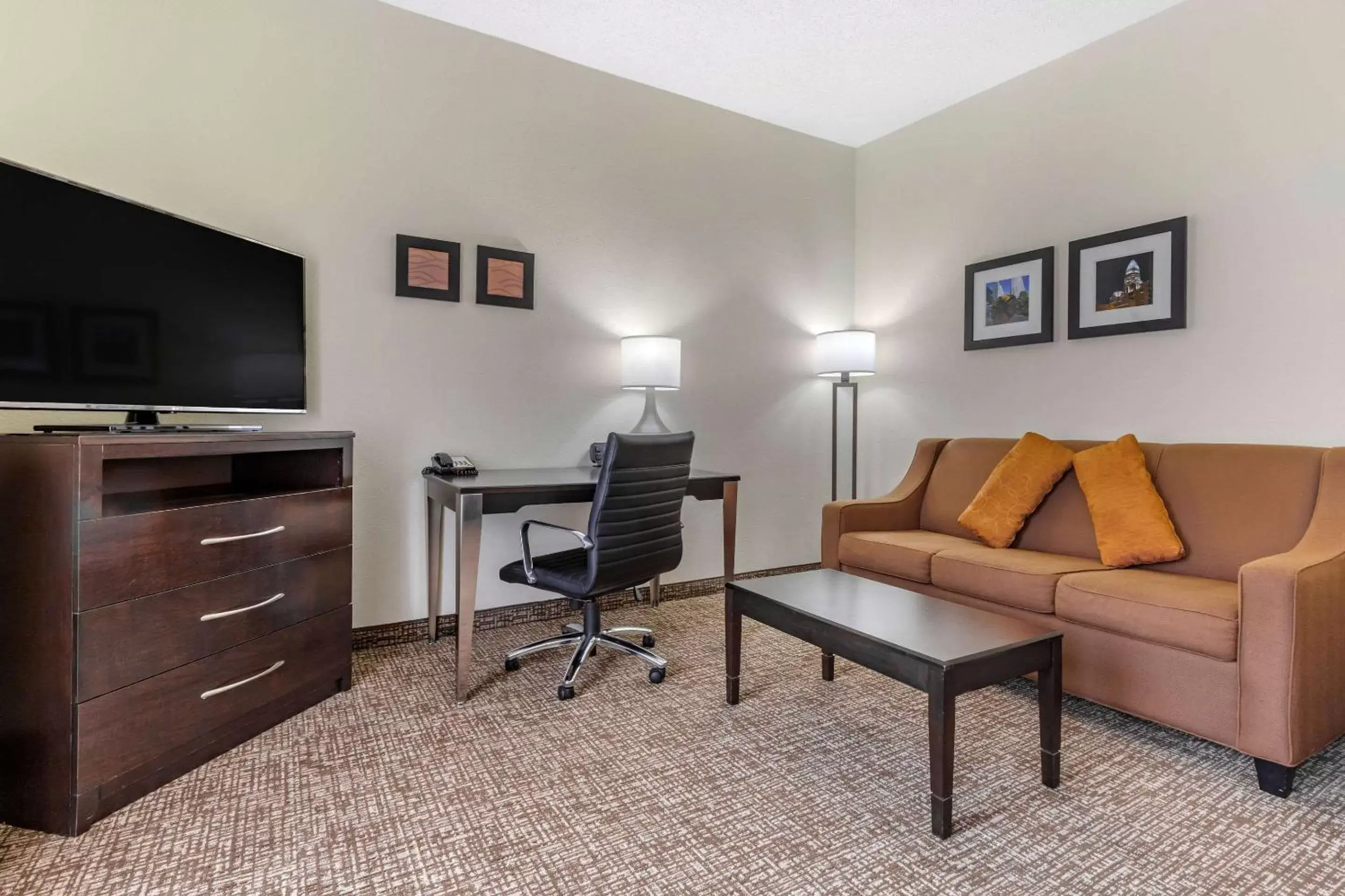 Photo of the whole room, Seating Area in Comfort Inn & Suites Lake Norman