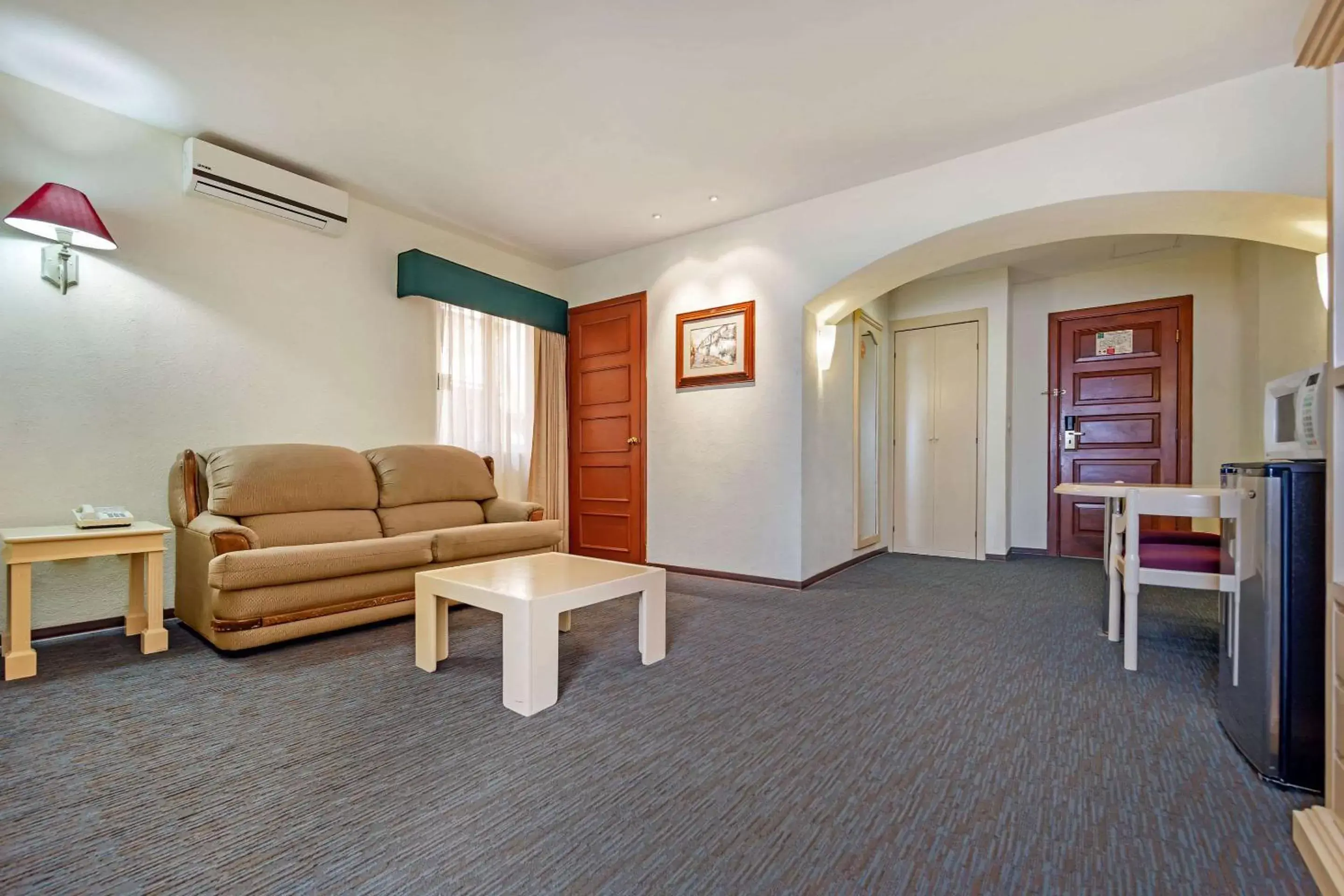 Photo of the whole room, Seating Area in Hotel Quality Inn Aguascalientes