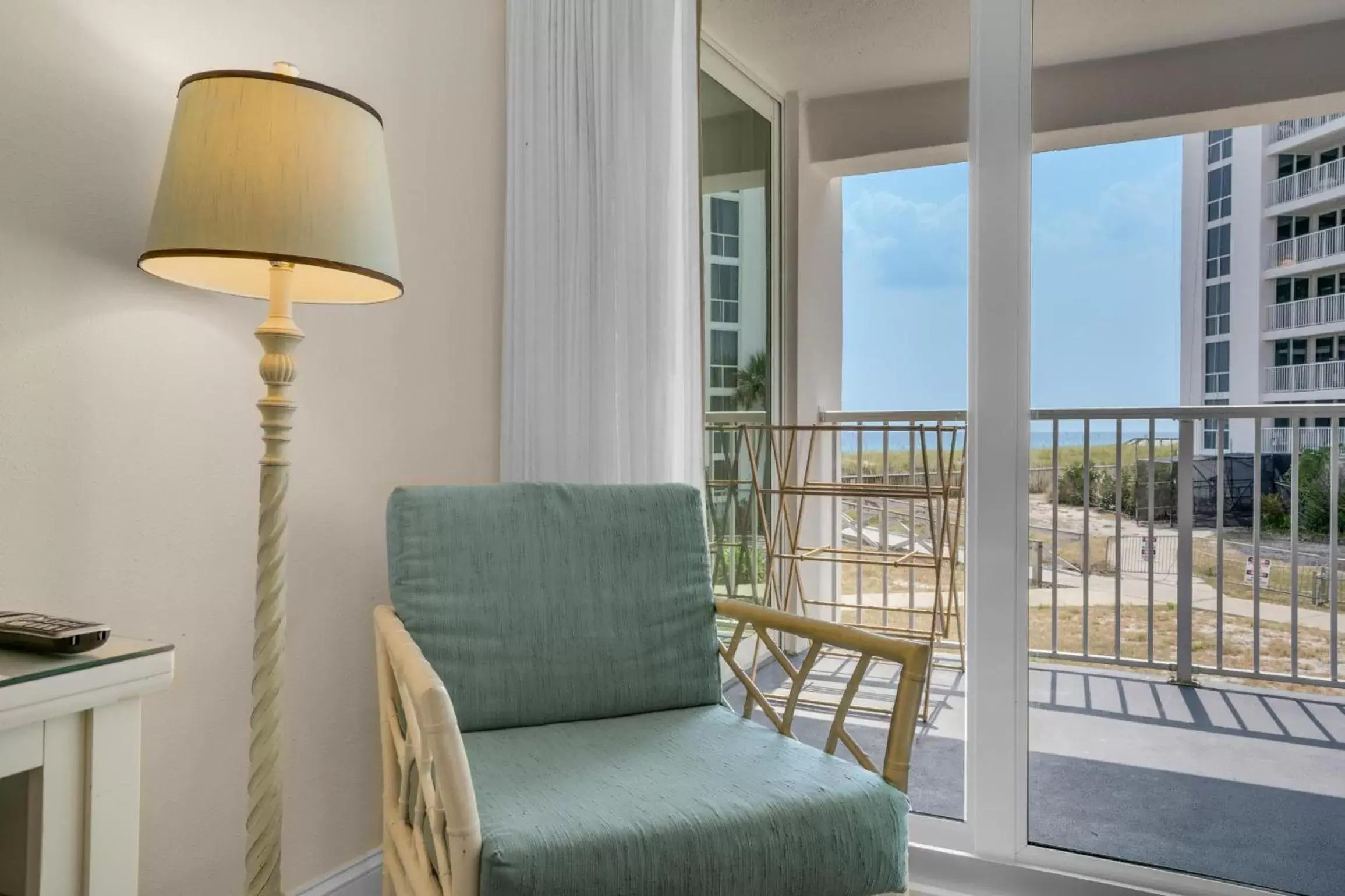 Seating Area in Shoreline Towers 1024