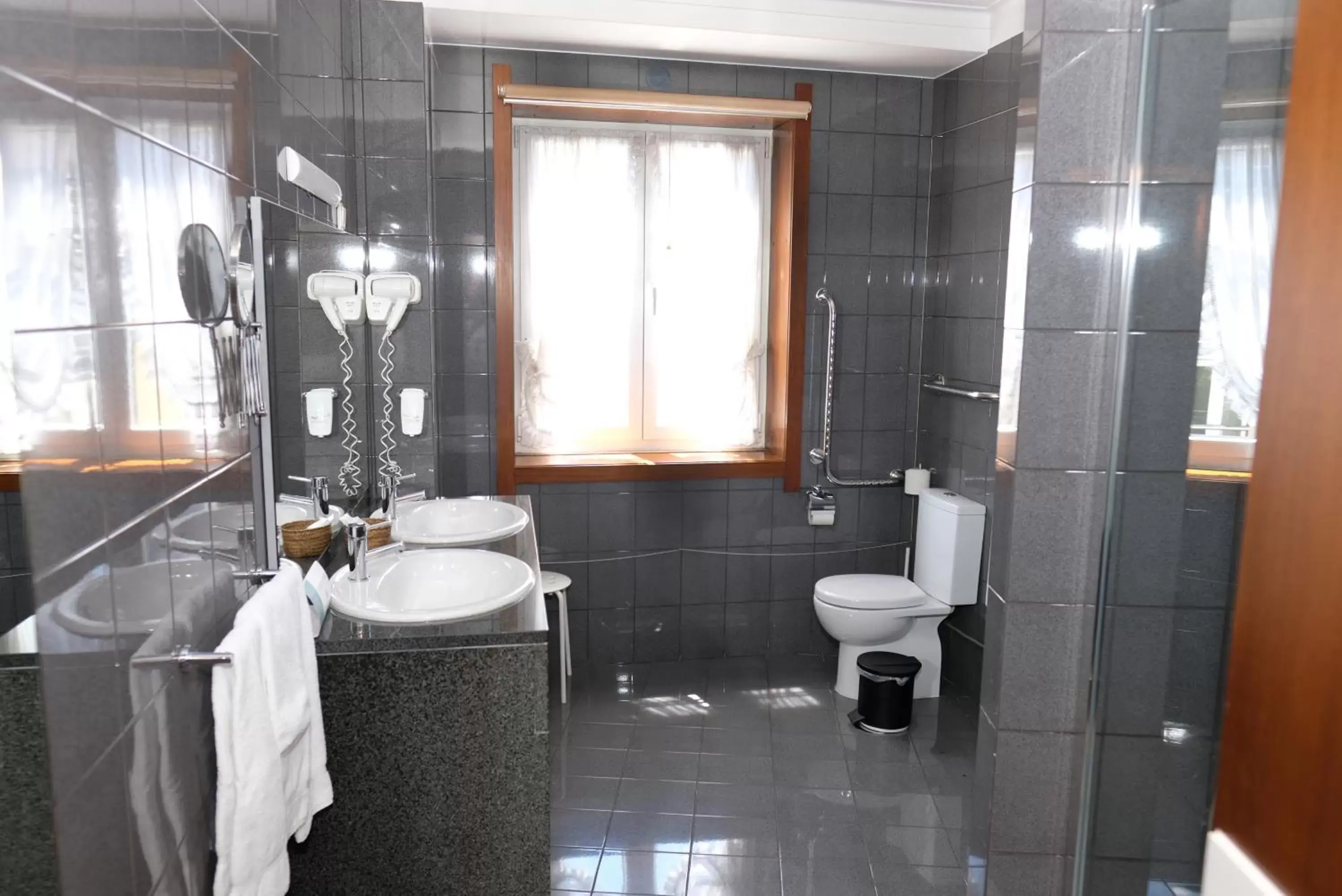 Toilet, Bathroom in Hotel Dona Sofia