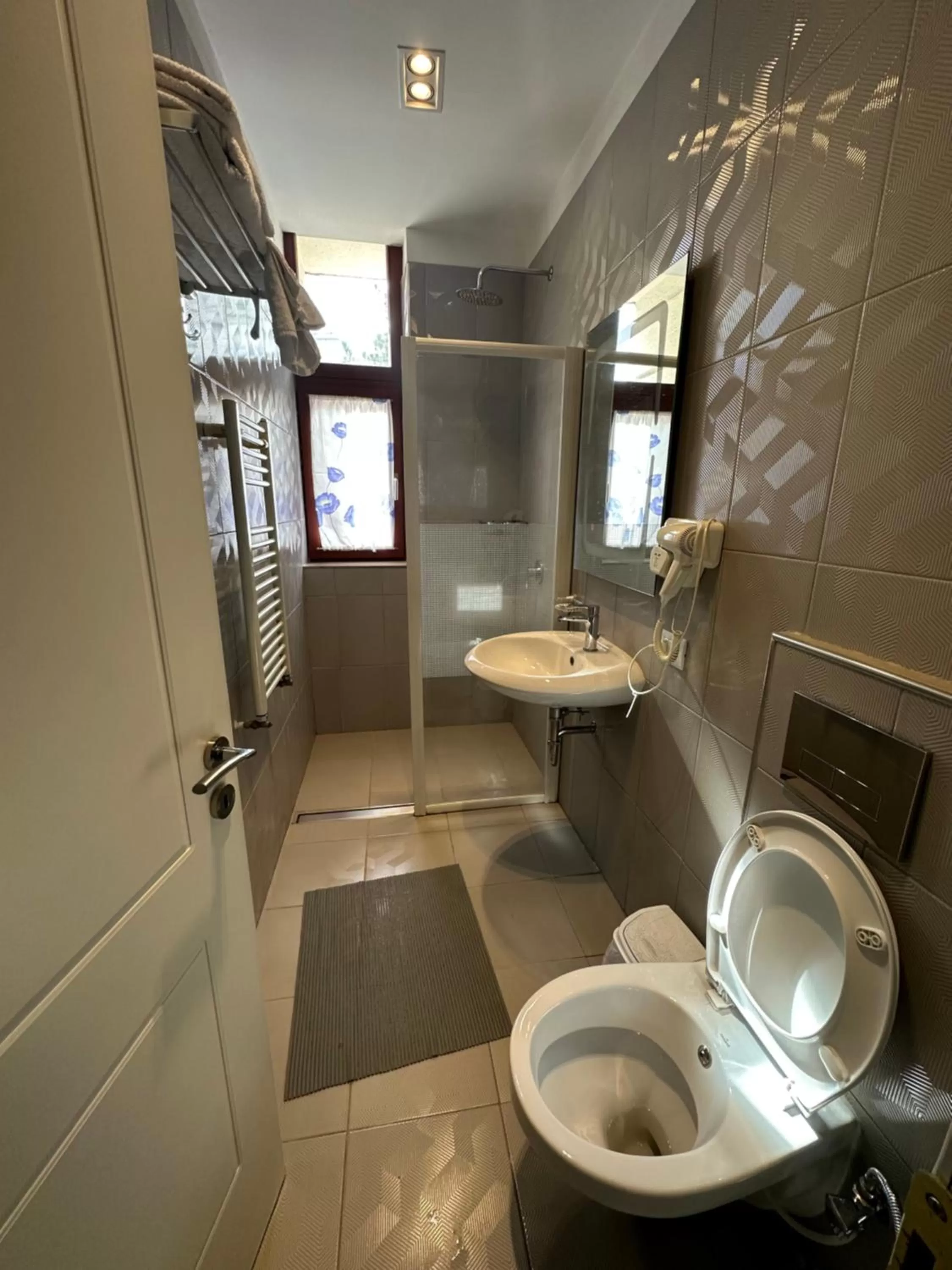 Shower in Hotel Gjallica