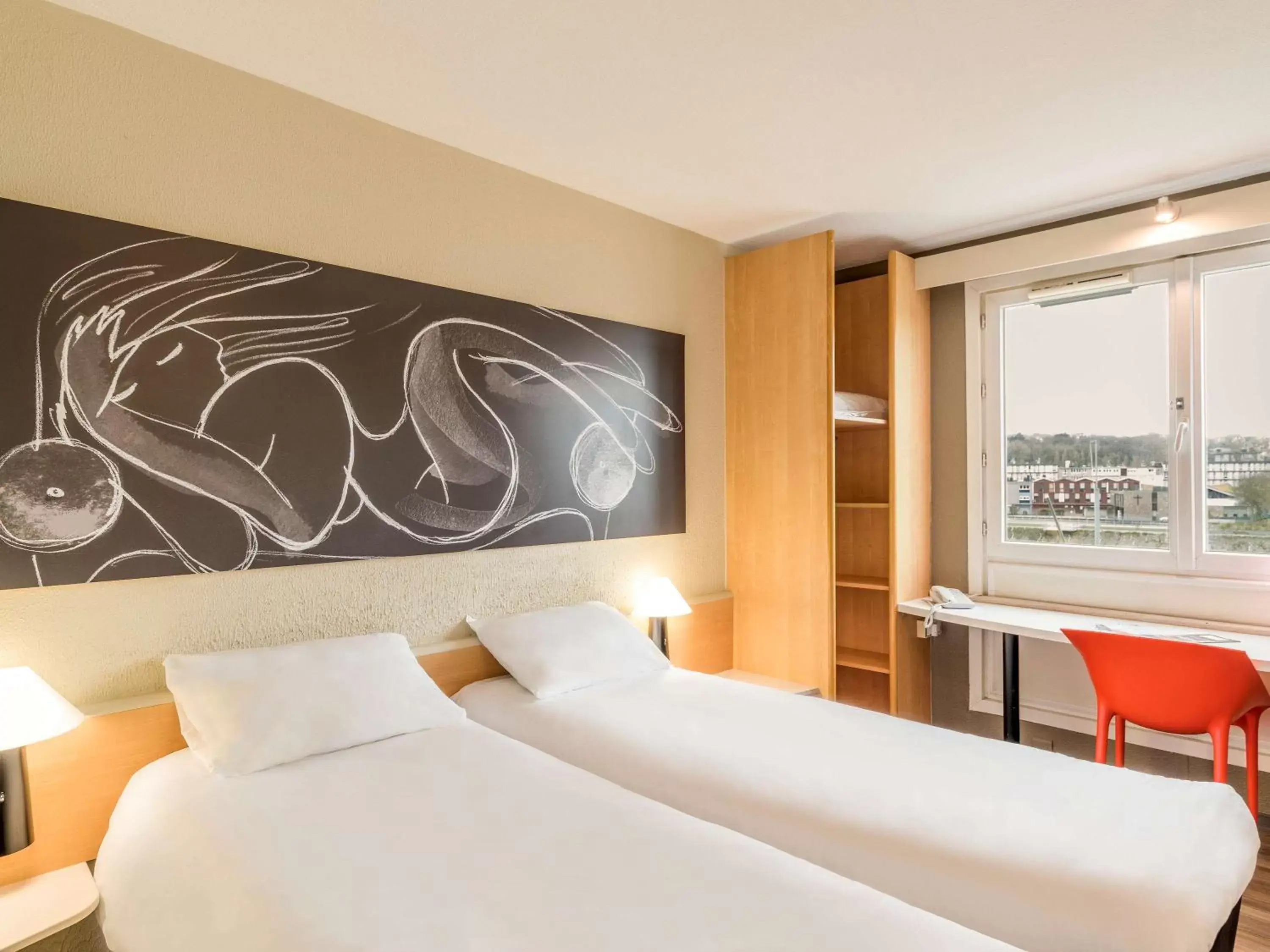 Photo of the whole room, Bed in ibis Boulogne sur Mer Centre les Ports