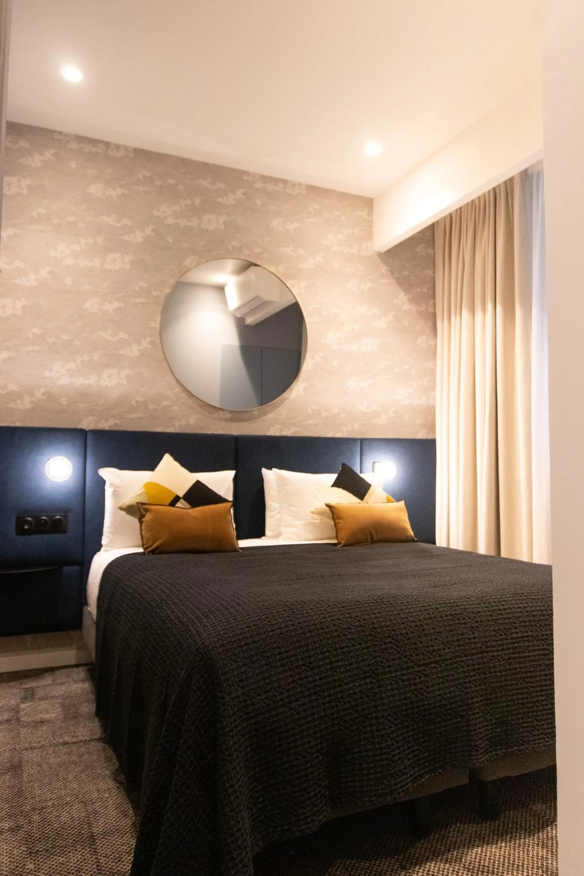 Bed in Mercure Paris Tour Eiffel Pont Mirabeau