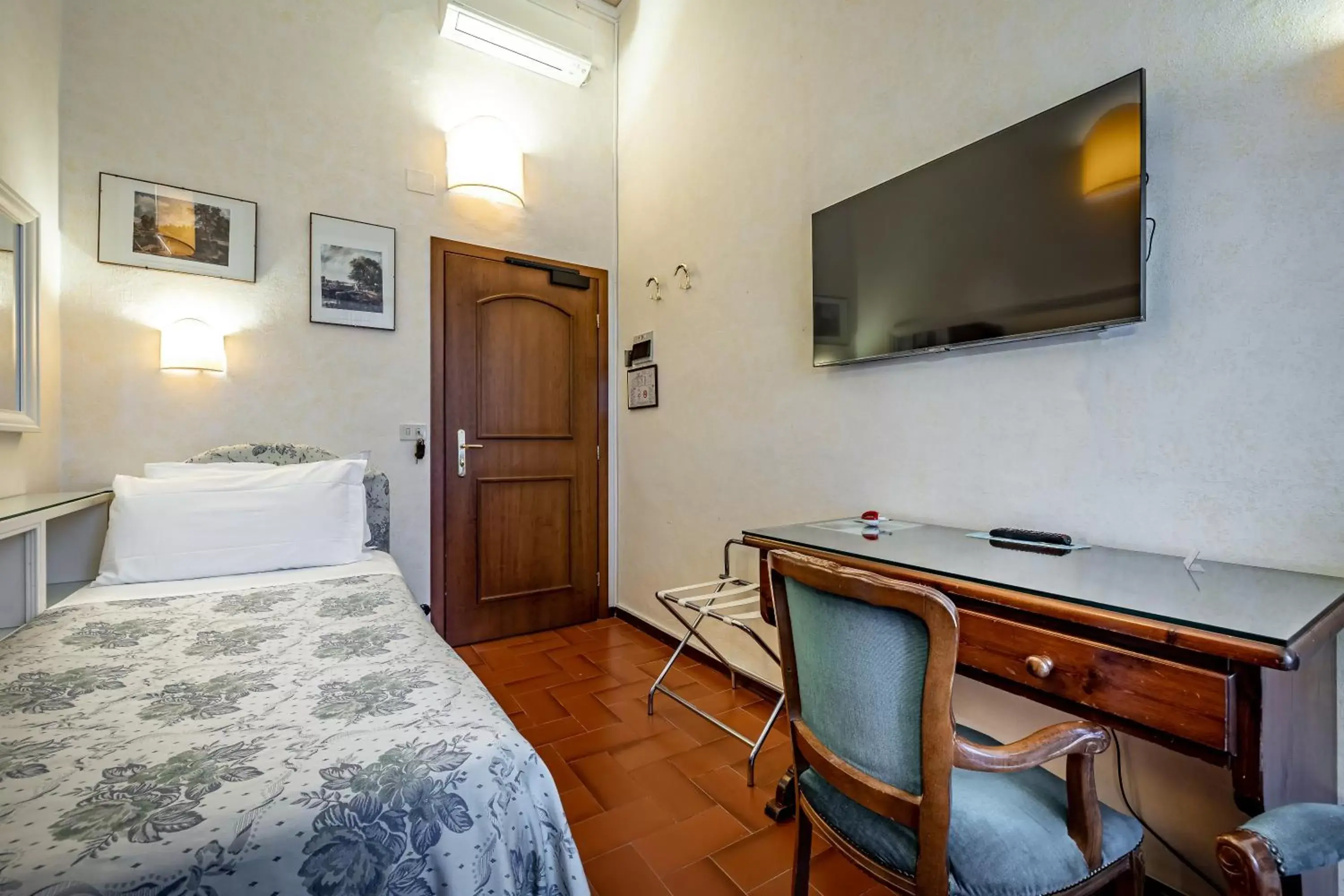 Bed, TV/Entertainment Center in Hotel Alessandra