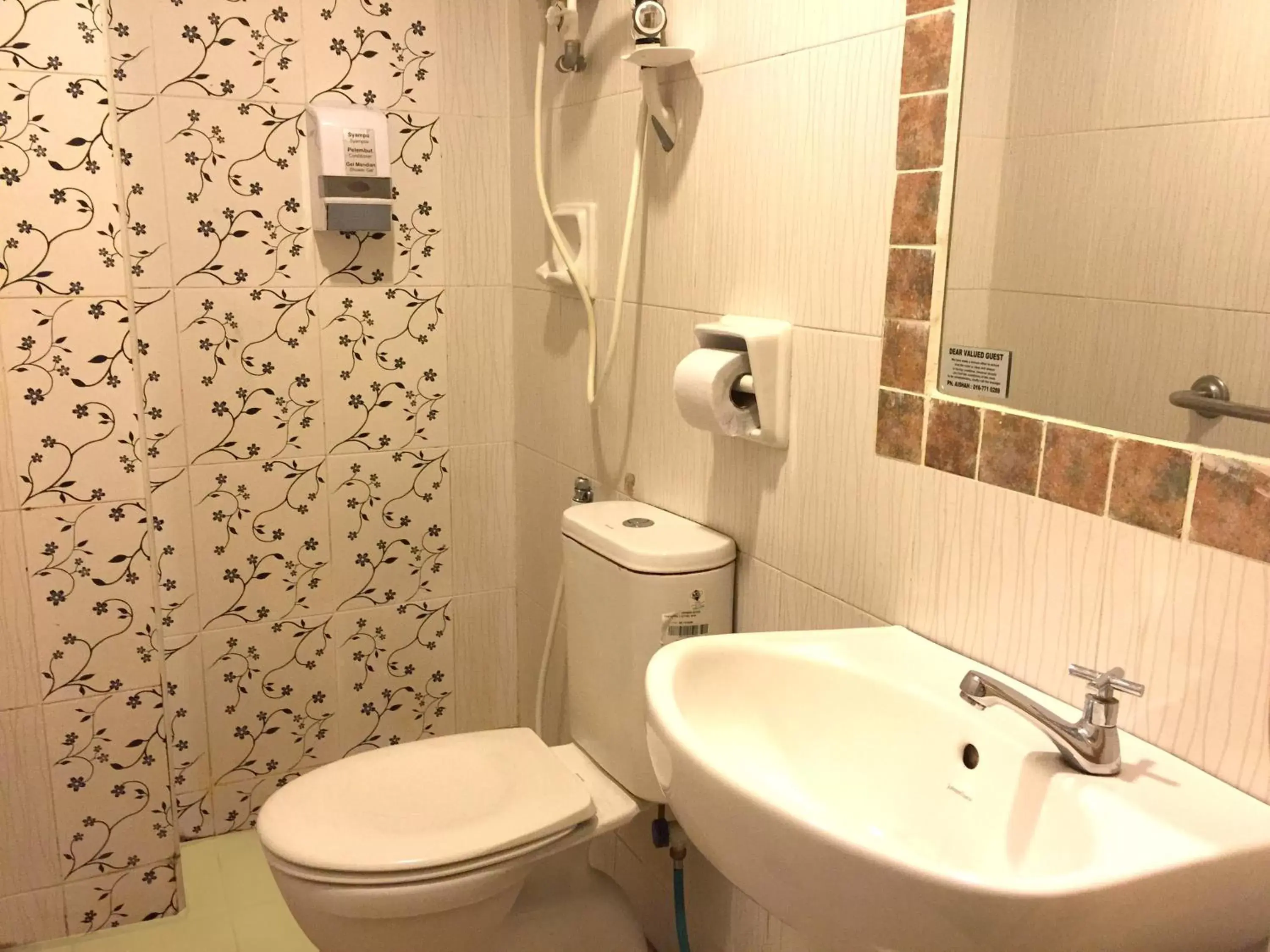 Bathroom in Sun Inns Hotel Kuala Selangor