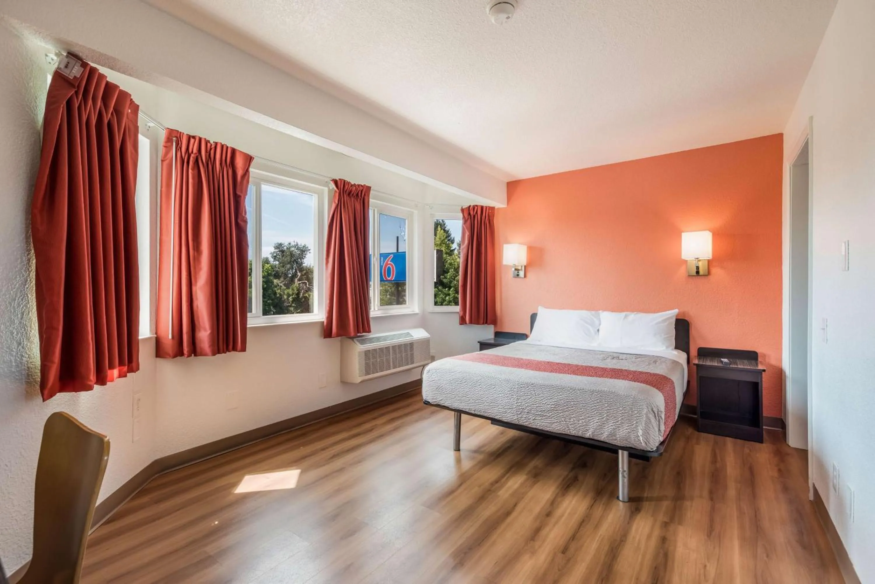 Bedroom, Bed in Motel 6-Rohnert Park, CA