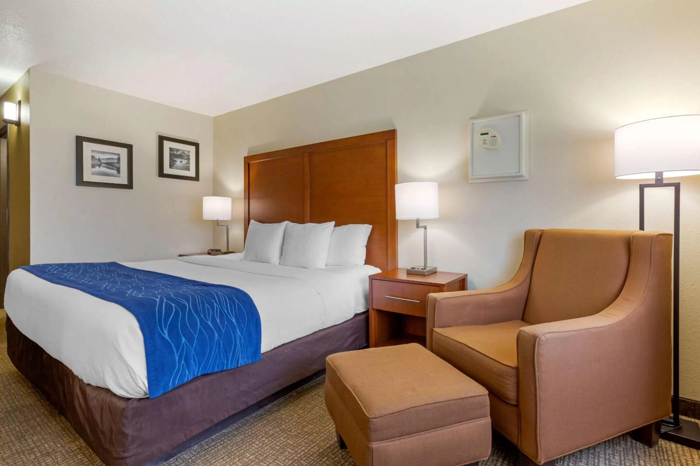 Photo of the whole room, Bed in Comfort Inn Medford South