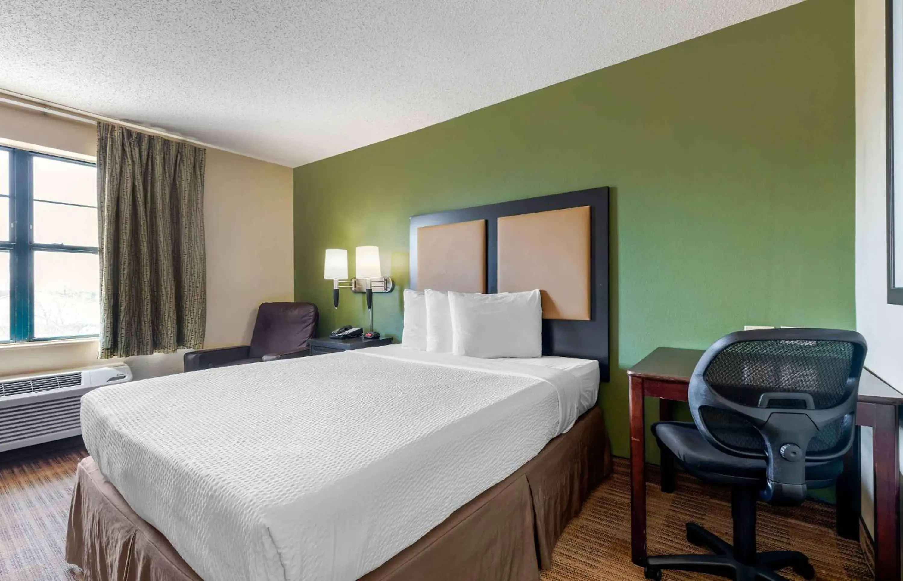 Bedroom, Bed in Extended Stay America Suites - Dallas - Greenville Avenue