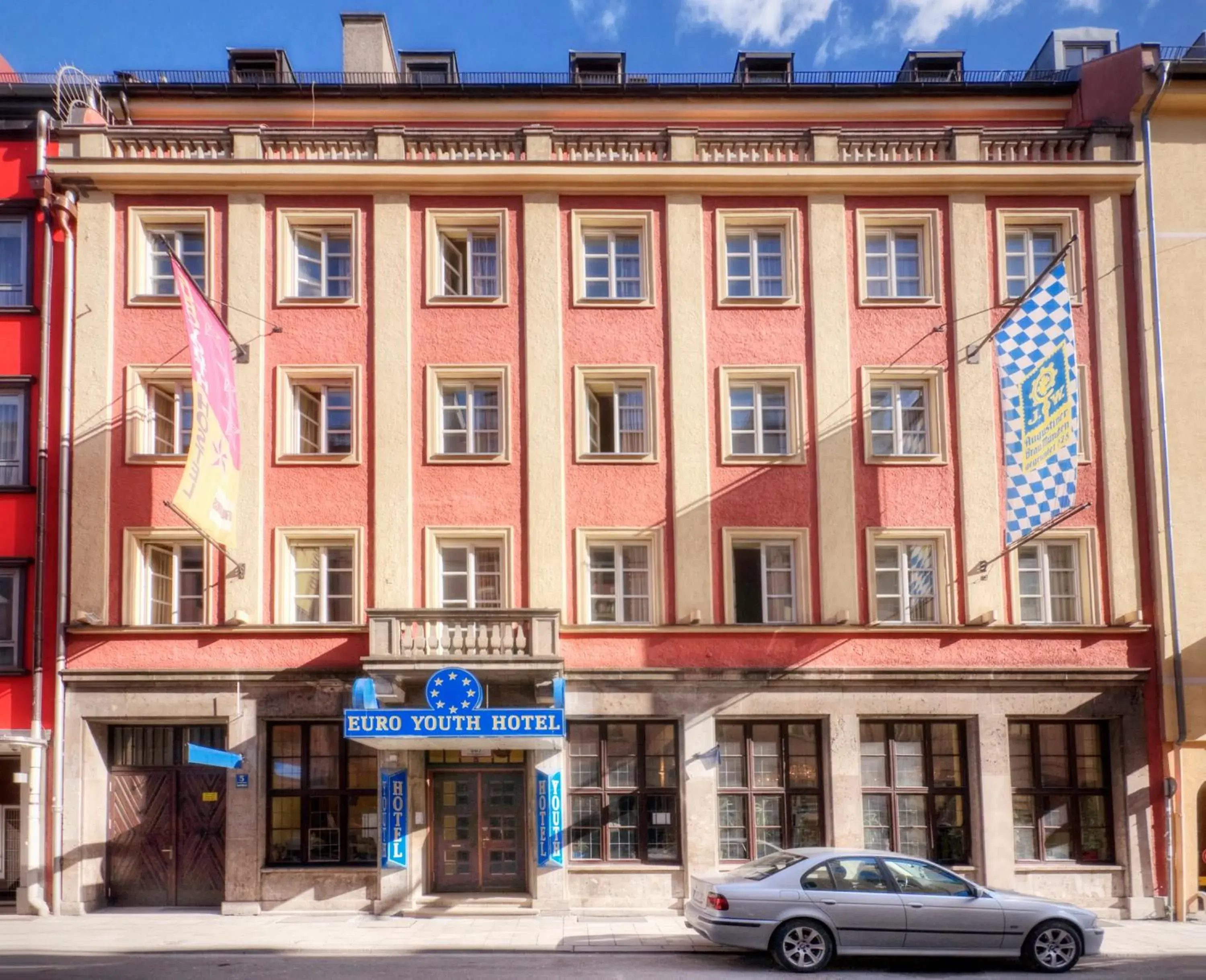 Facade/entrance, Property Building in Euro Youth Hotel Munich