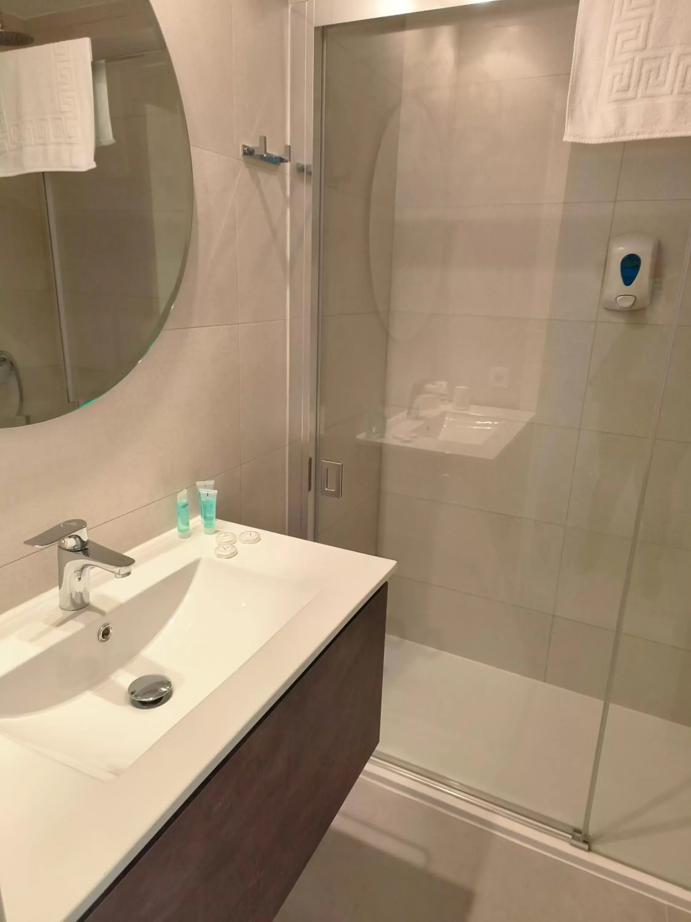 Bathroom in Hotel Mediterráneo