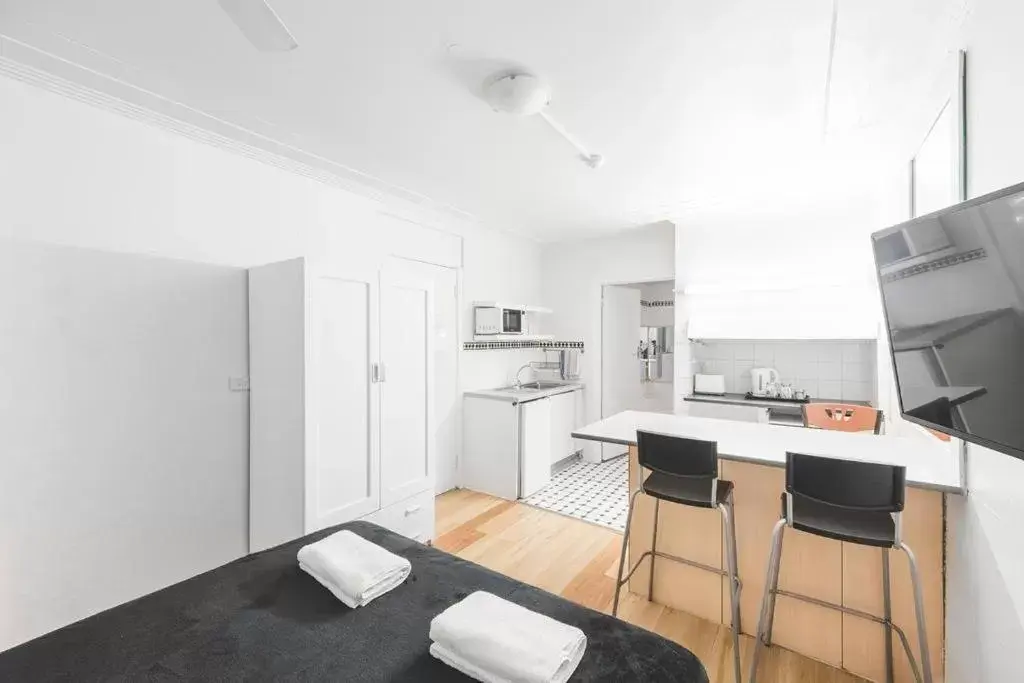 Kitchen/Kitchenette in Manly Waves Studios & Apartments