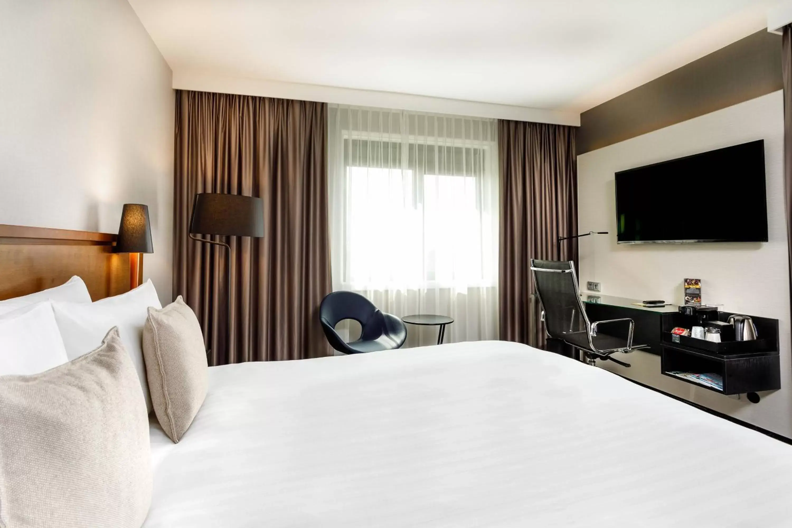 Photo of the whole room, Bed in Courtyard by Marriott Amsterdam Airport