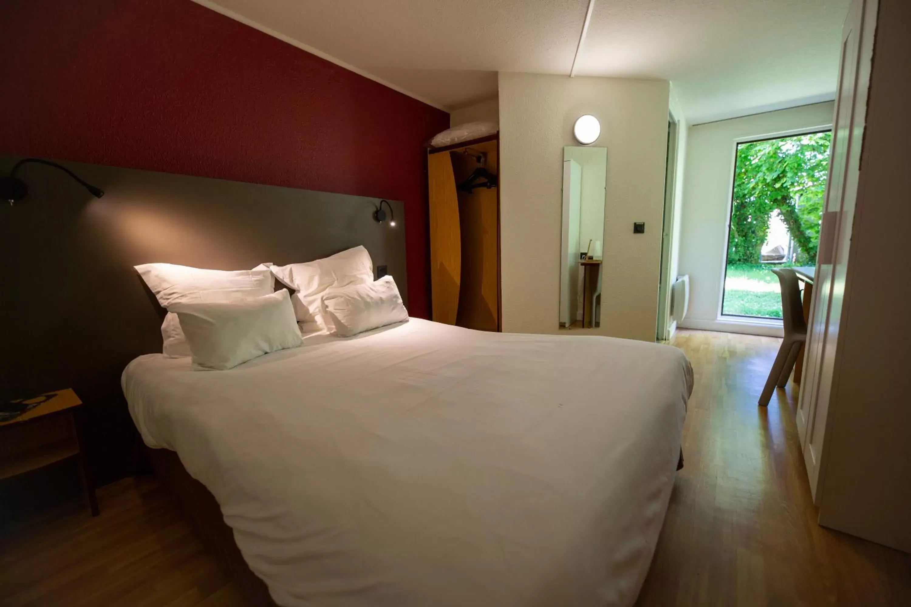 Bedroom, Bed in Kyriad Blois Sud