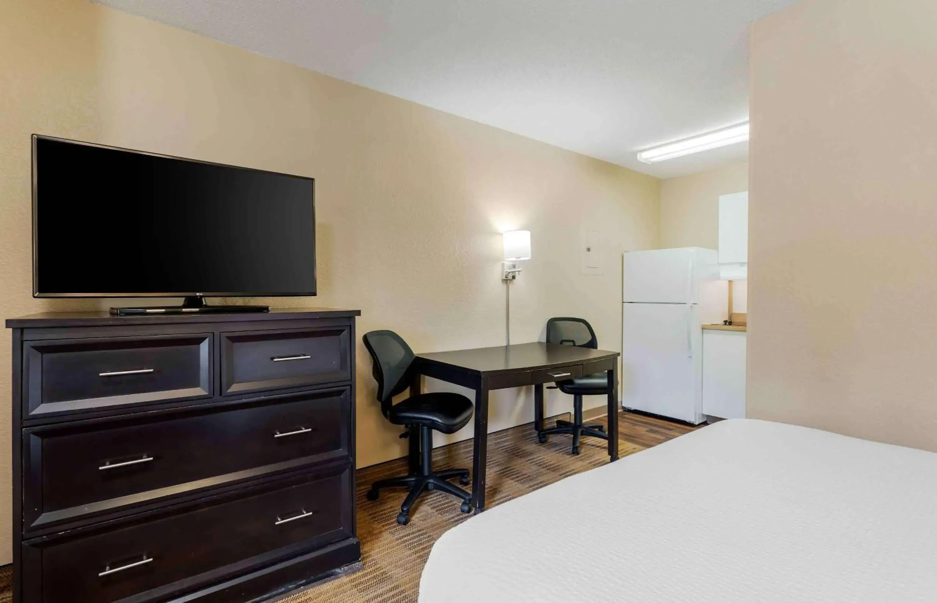 Bedroom, TV/Entertainment Center in Extended Stay America Suites - Chattanooga - Airport