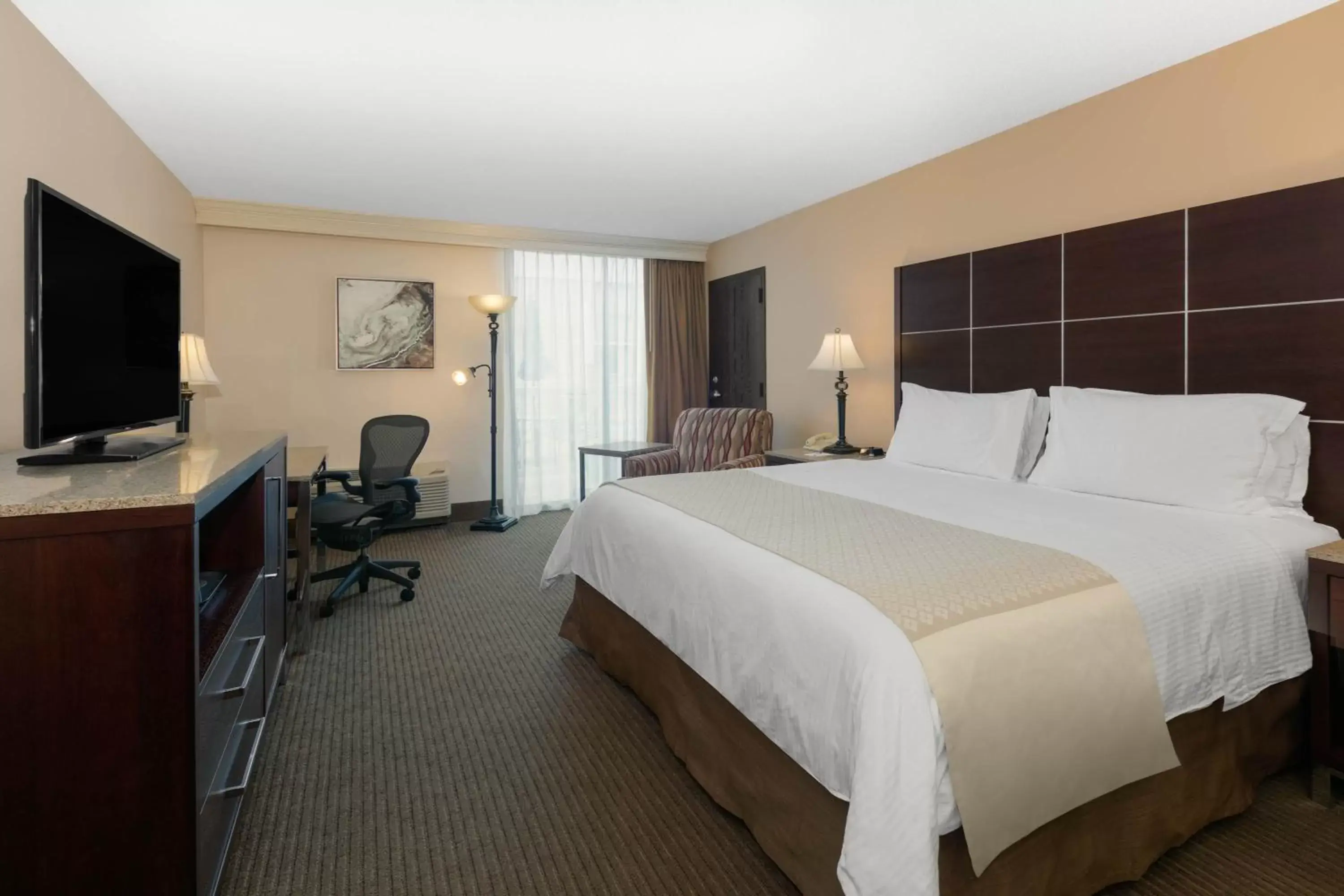 Photo of the whole room, Bed in Wyndham Riverfront Hotel