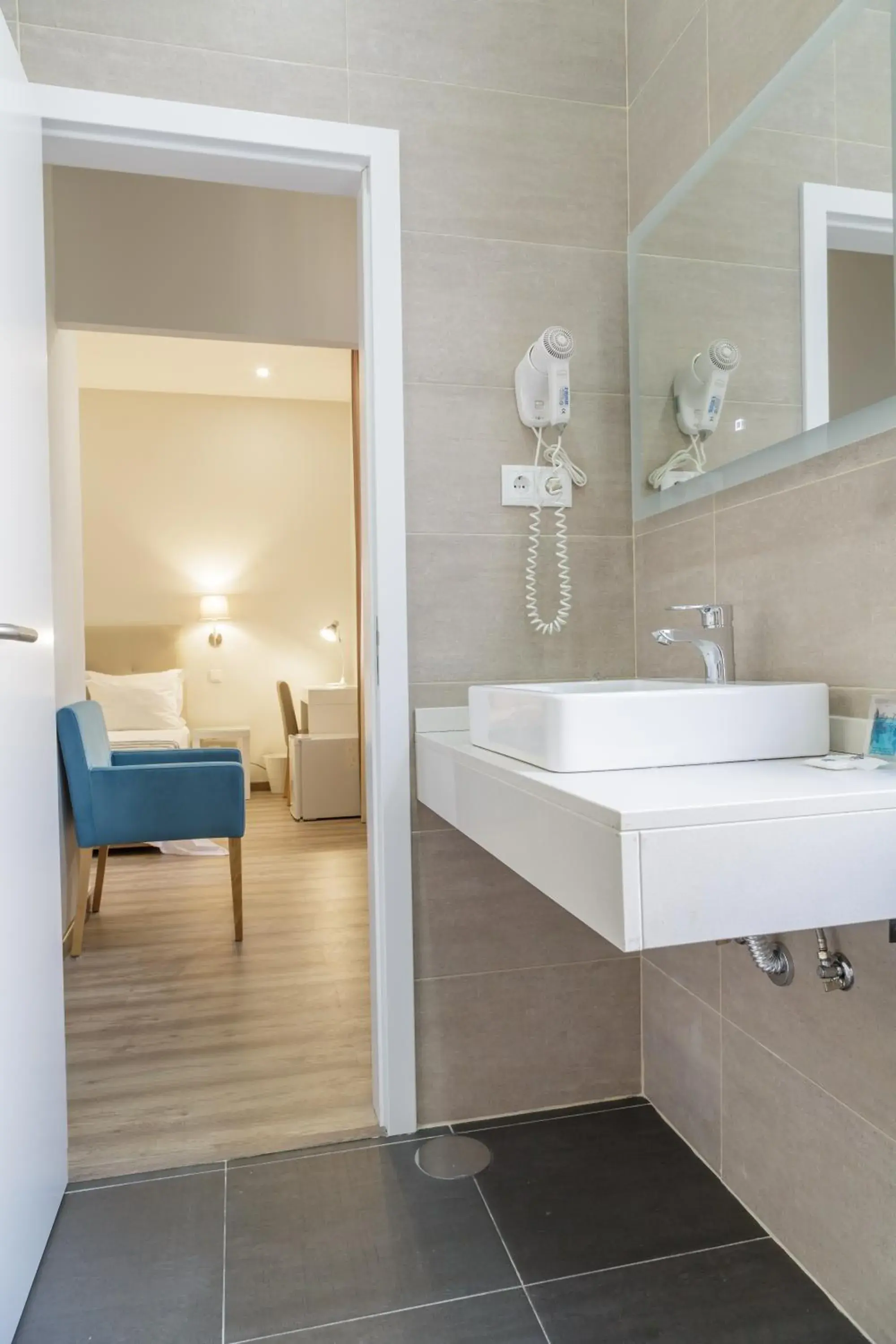 Bathroom in Porto Domus Hotel