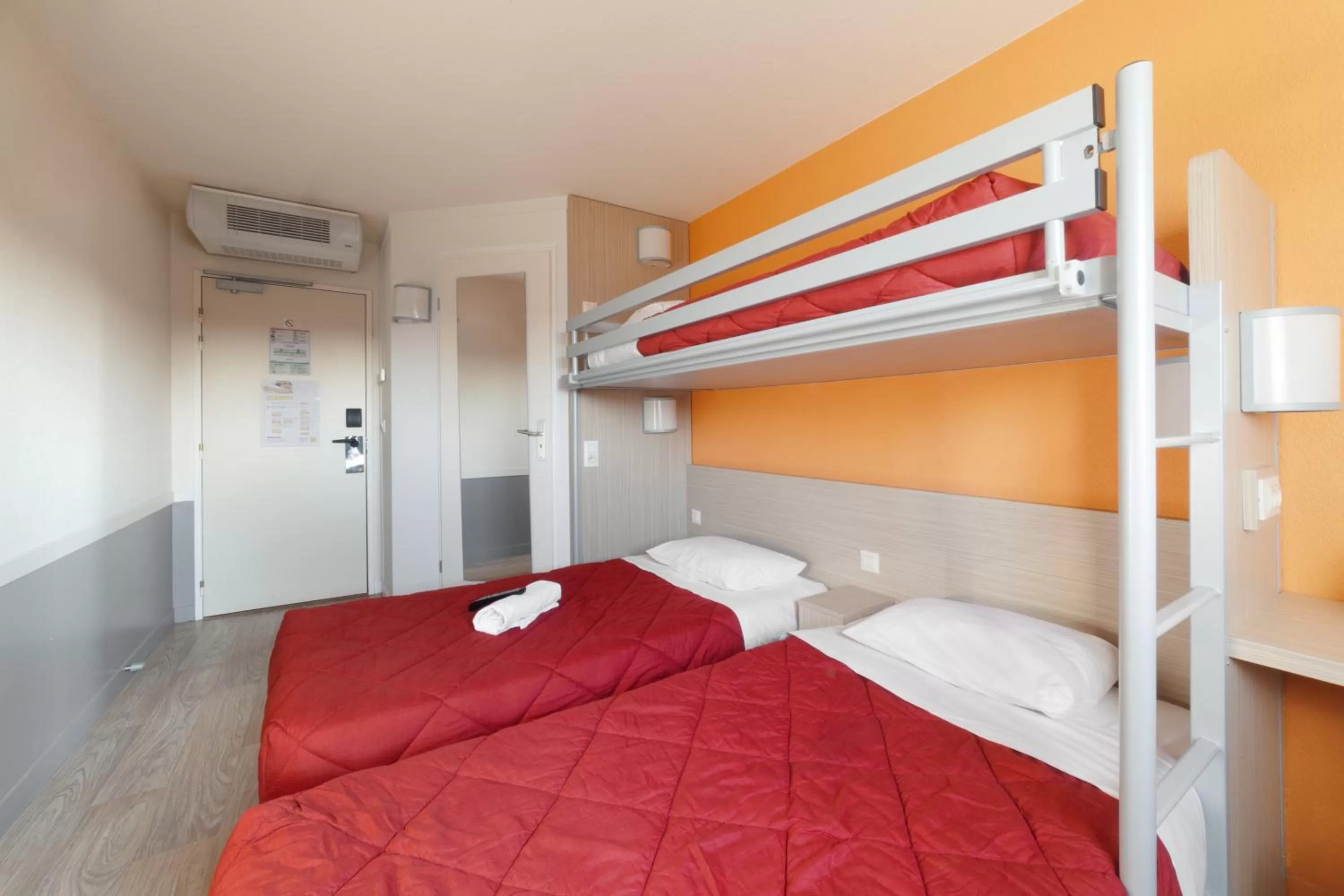 Photo of the whole room, Bed in Premiere Classe Maubeuge