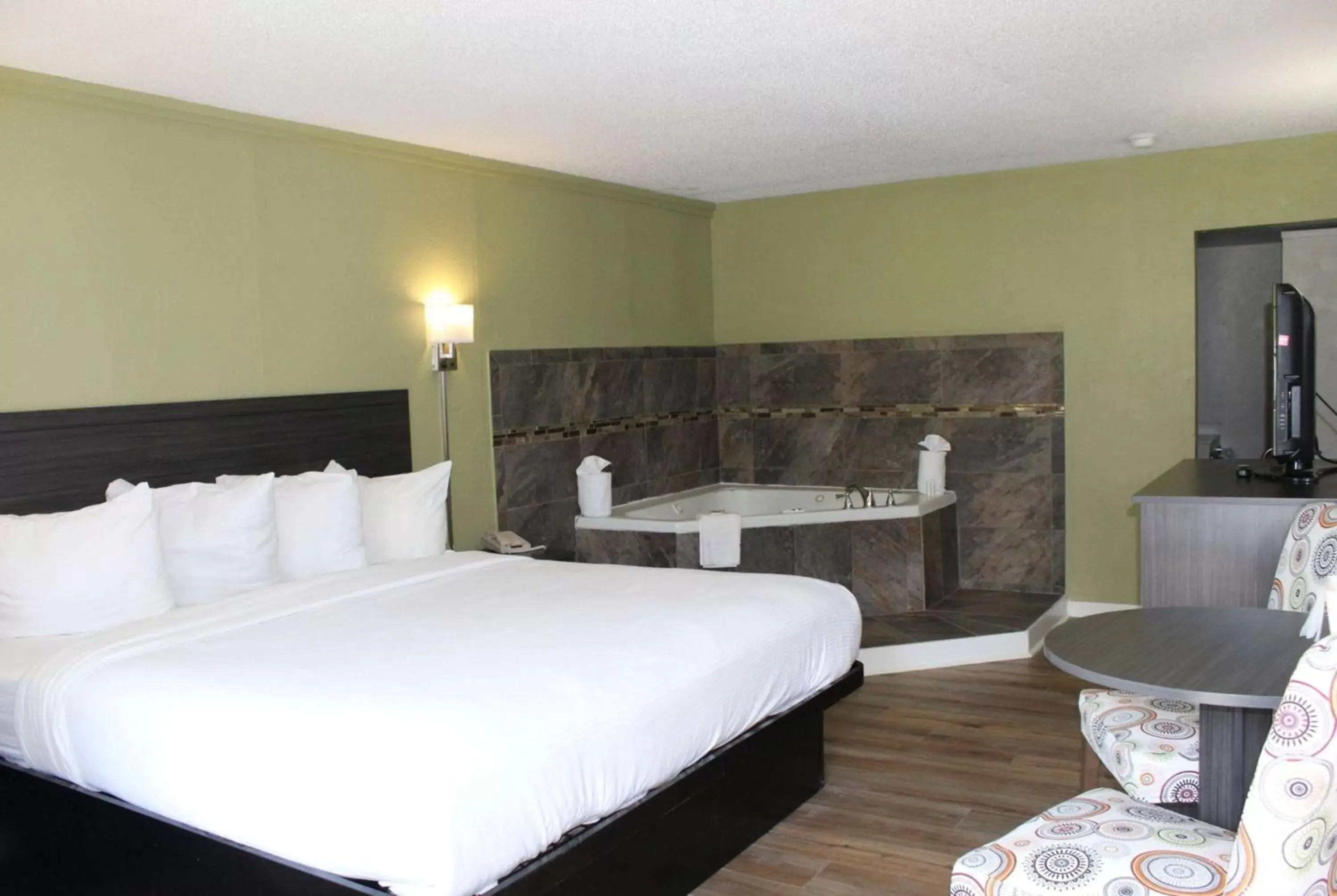 Photo of the whole room, Bed in Baymont by Wyndham Front Royal Near Shenandoah National Park