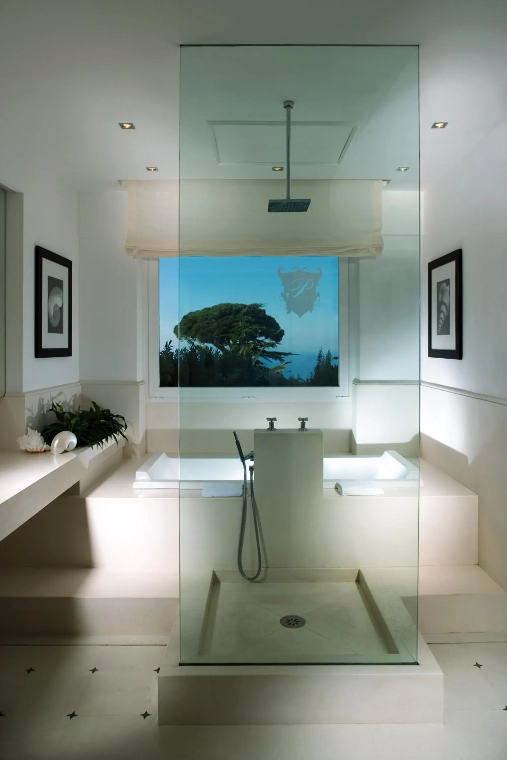 Shower, TV/Entertainment Center in Capri Palace Jumeirah