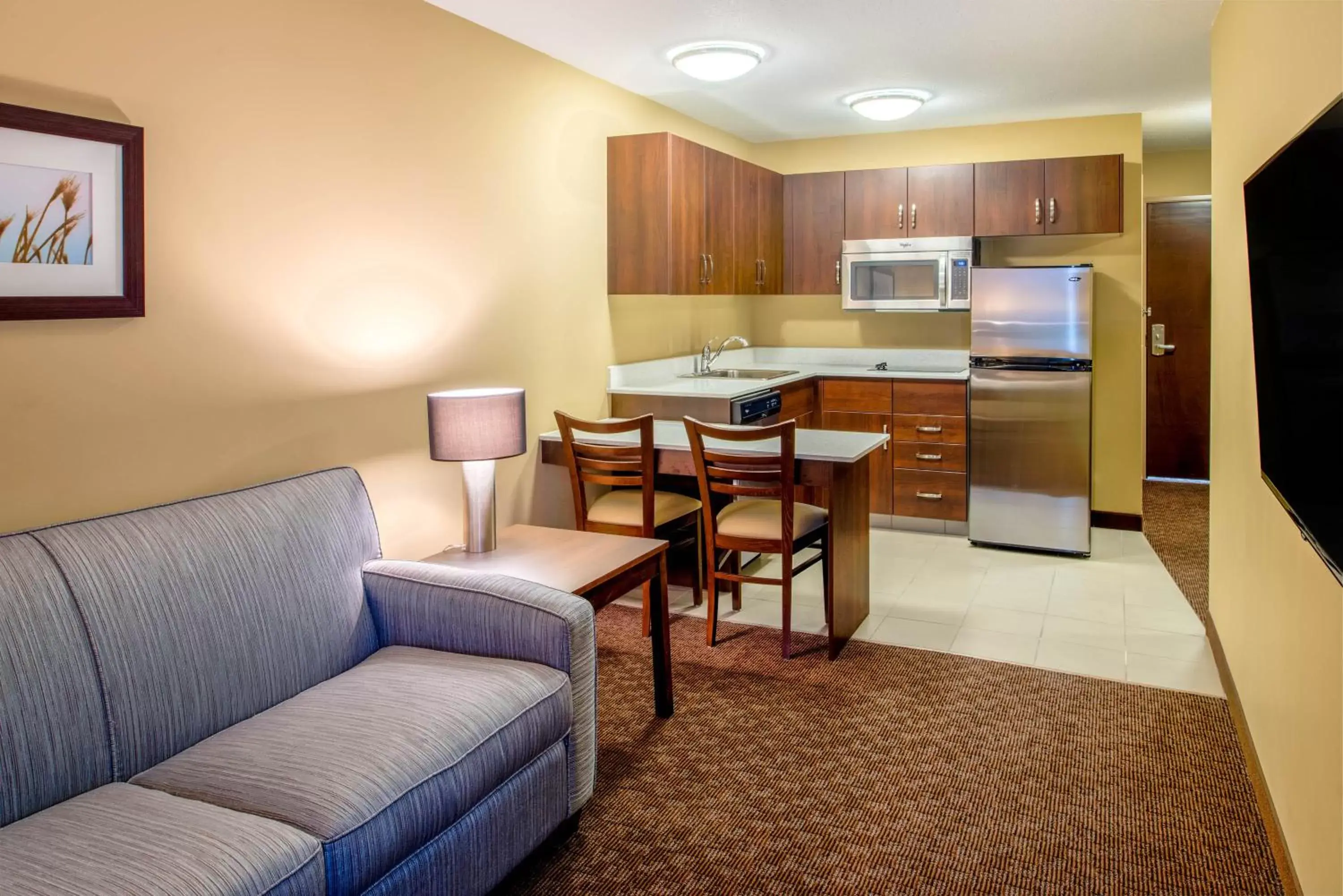 Kitchen or kitchenette, Seating Area in Microtel Inn & Suites by Wyndham Red Deer