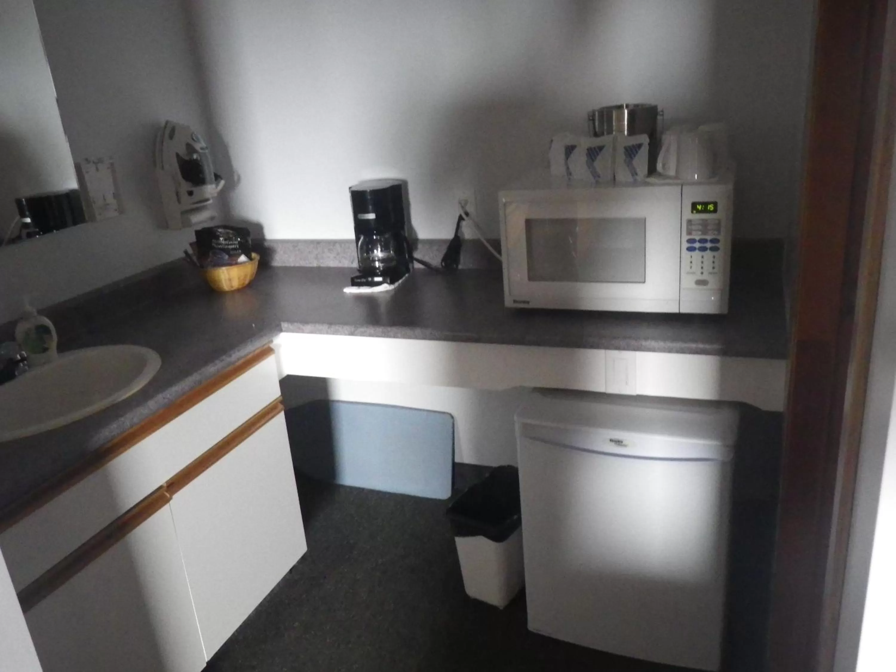 Kitchen or kitchenette in Alcan Motor Inn