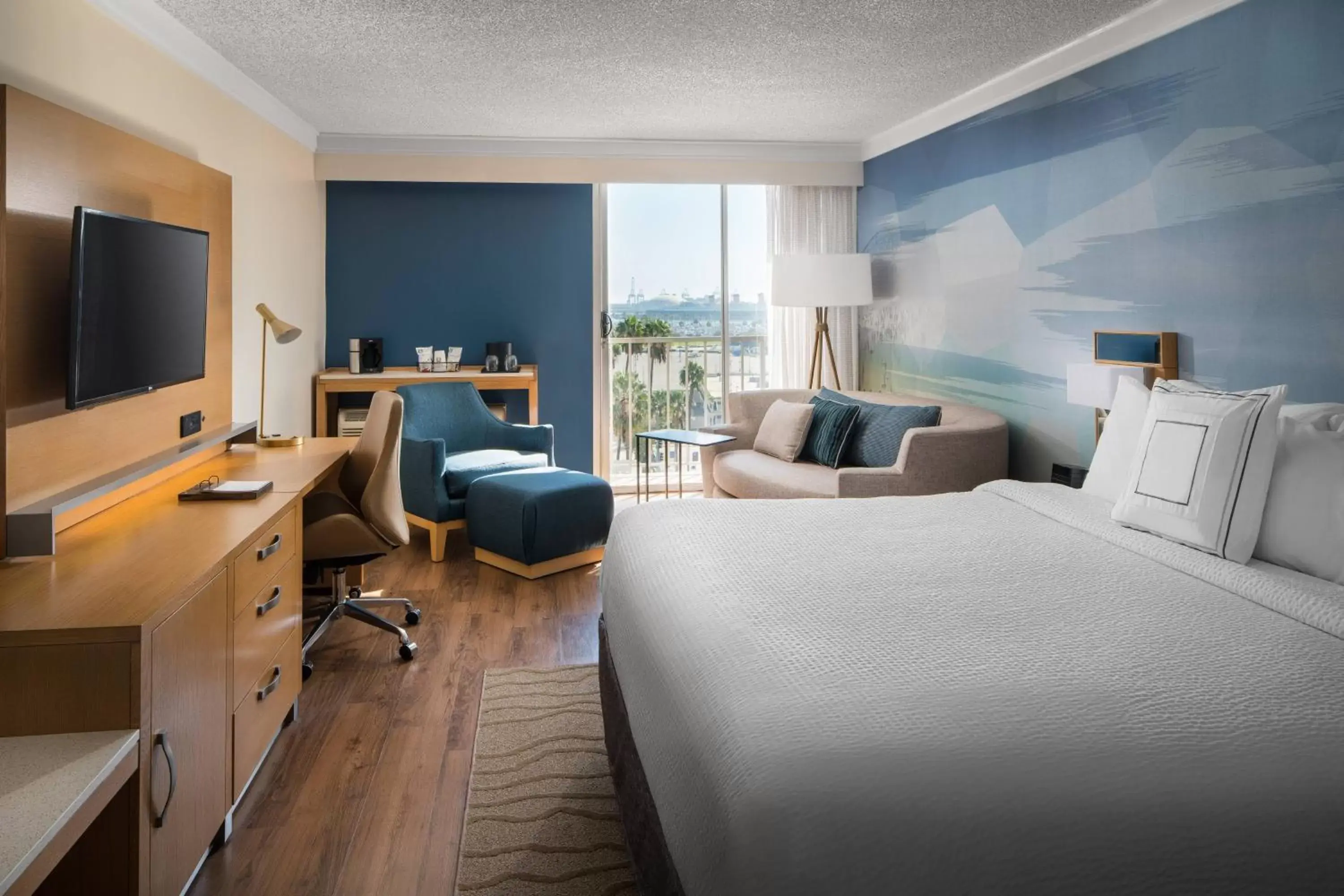 King Room with Sofa Bed and Harbor View in Courtyard by Marriott Long Beach Downtown