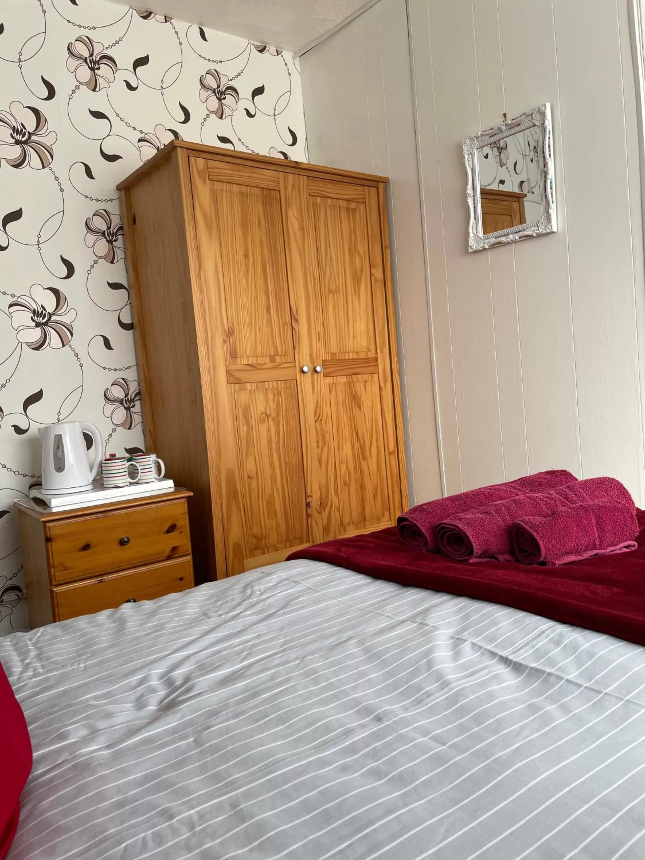 Bedroom, Bed in Whiteways Guest House