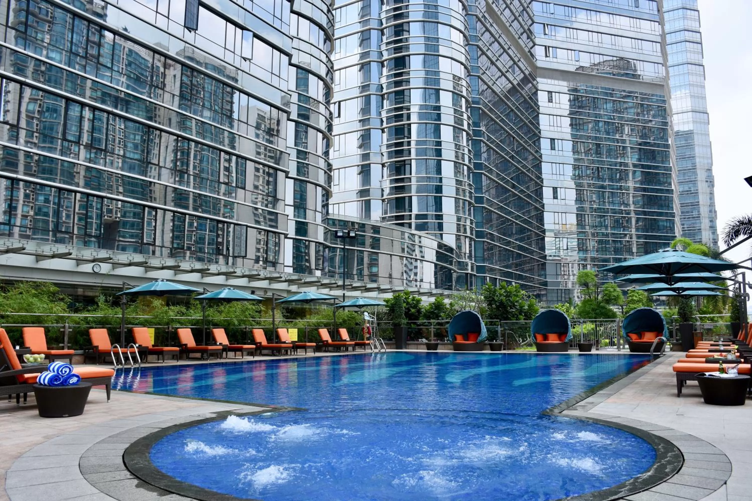 Swimming pool in Fraser Suites Guangzhou