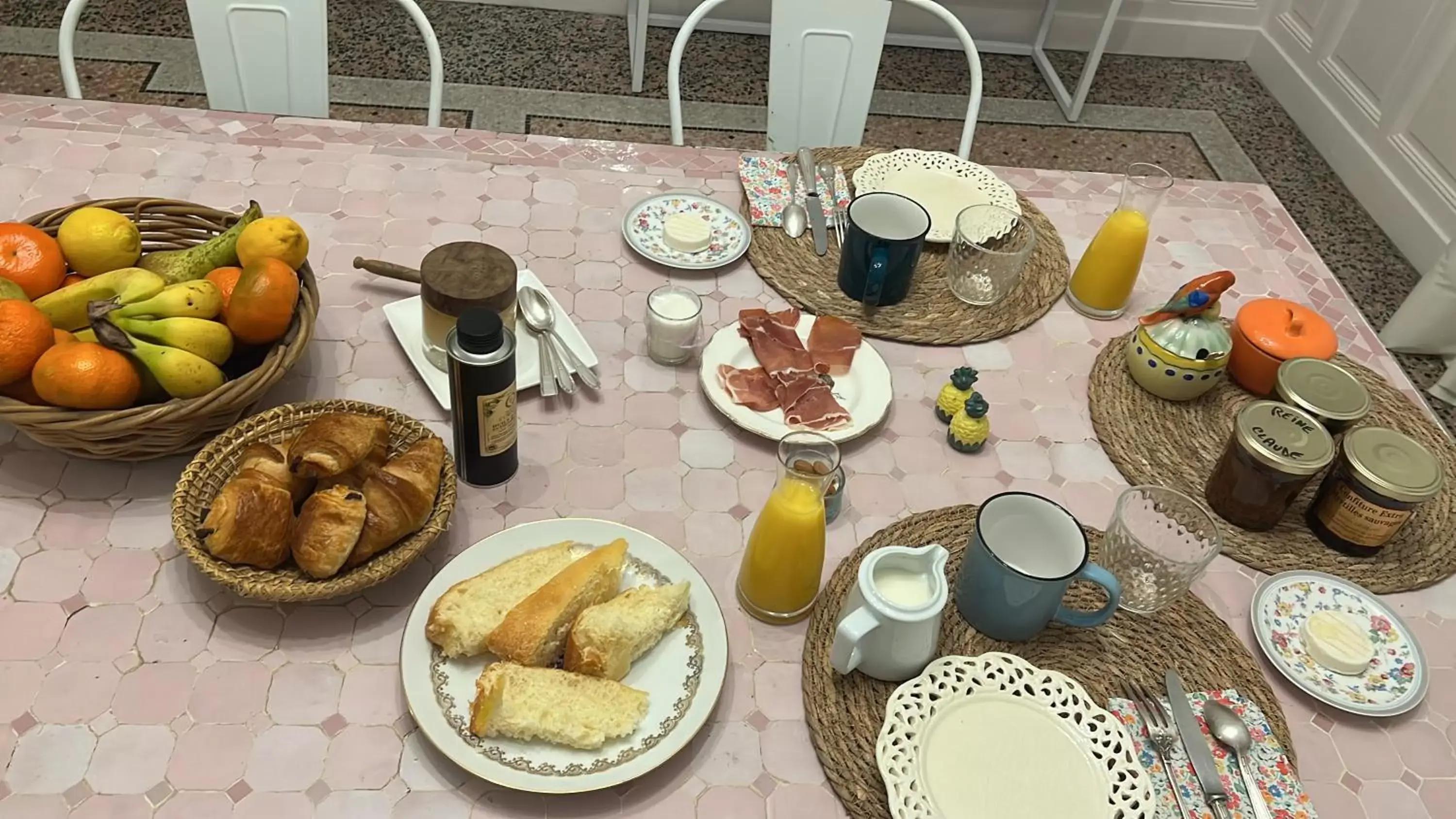 Breakfast in Maison Douce Arles