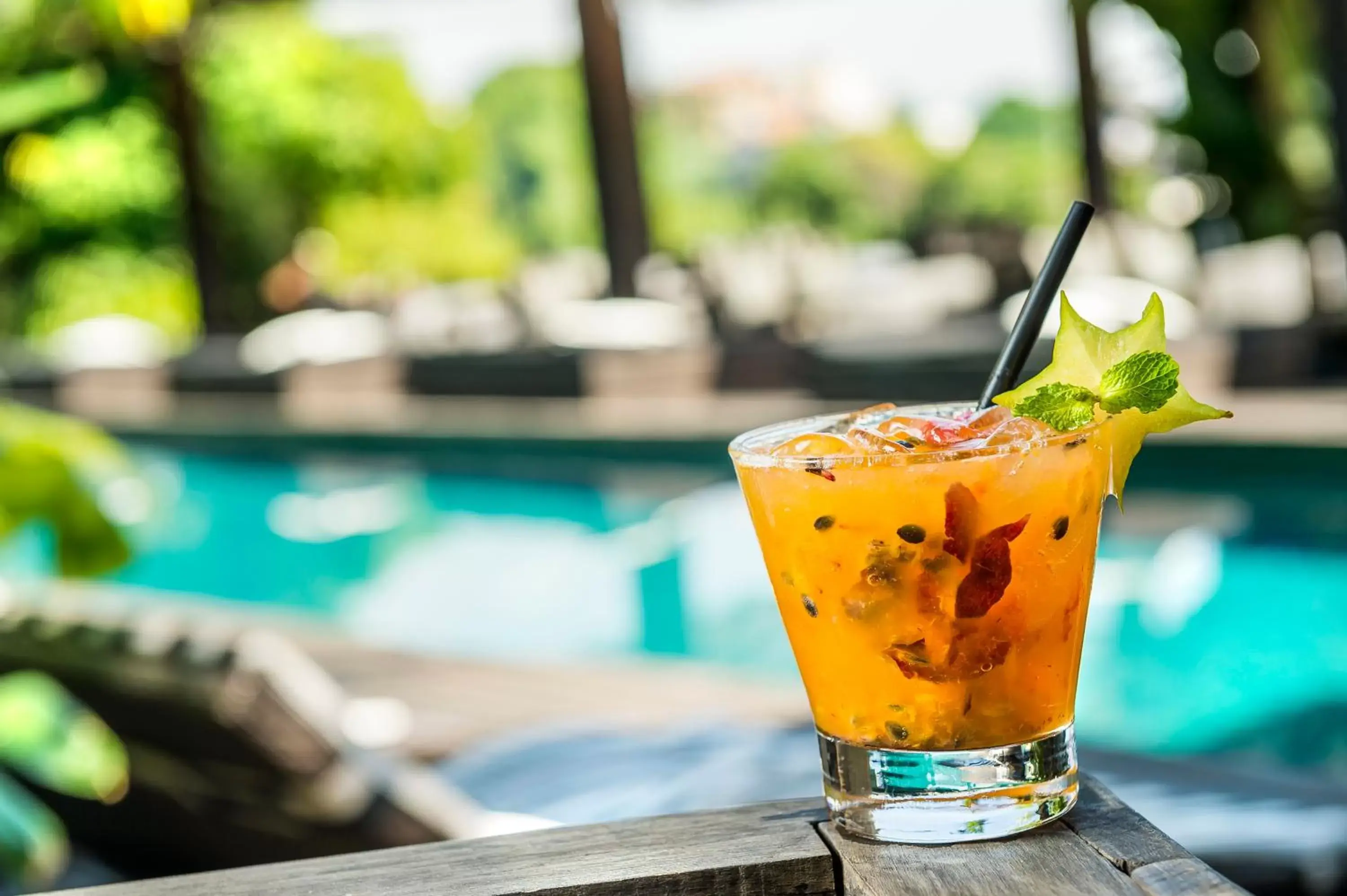 Alcoholic drinks, Swimming Pool in Santa Teresa Hotel RJ - MGallery