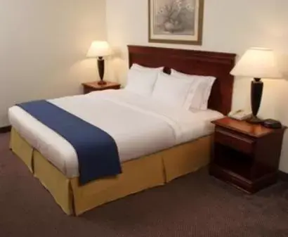 Bed in Holiday Inn Express Newton, an IHG Hotel