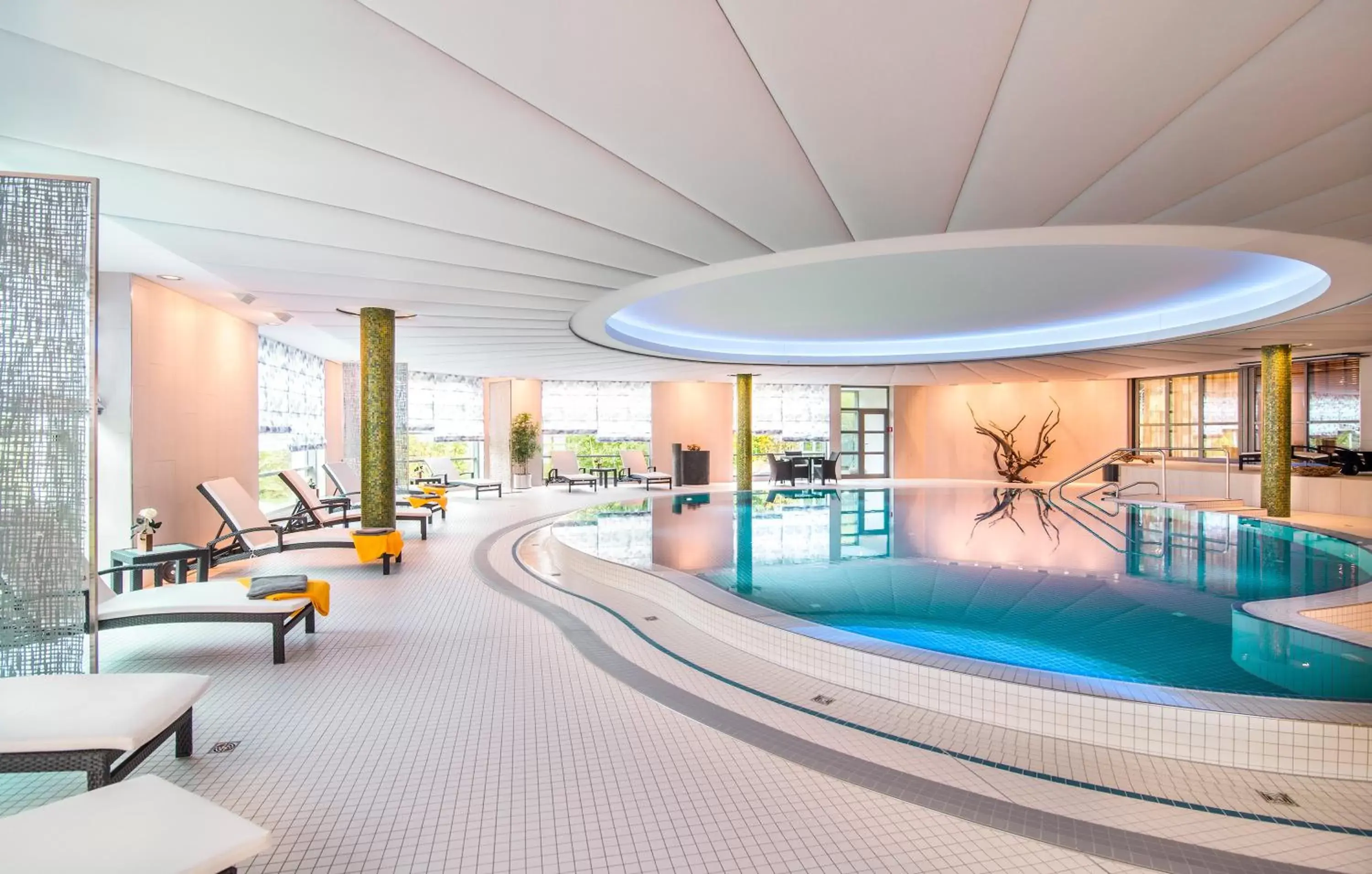 Swimming Pool in Hotel VierJahreszeiten am Seilersee
