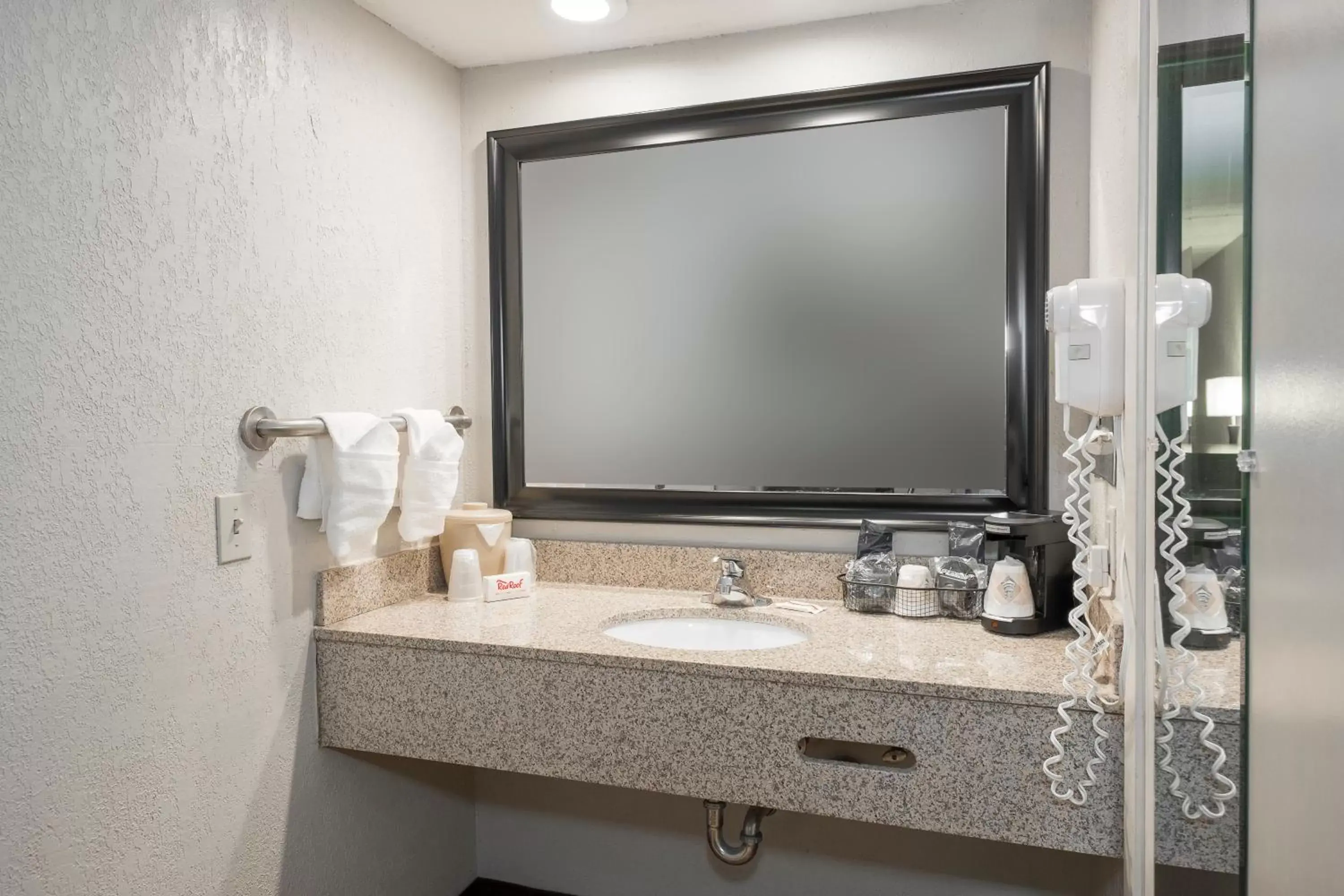 Bathroom in Red Roof Inn Mobile North – Saraland