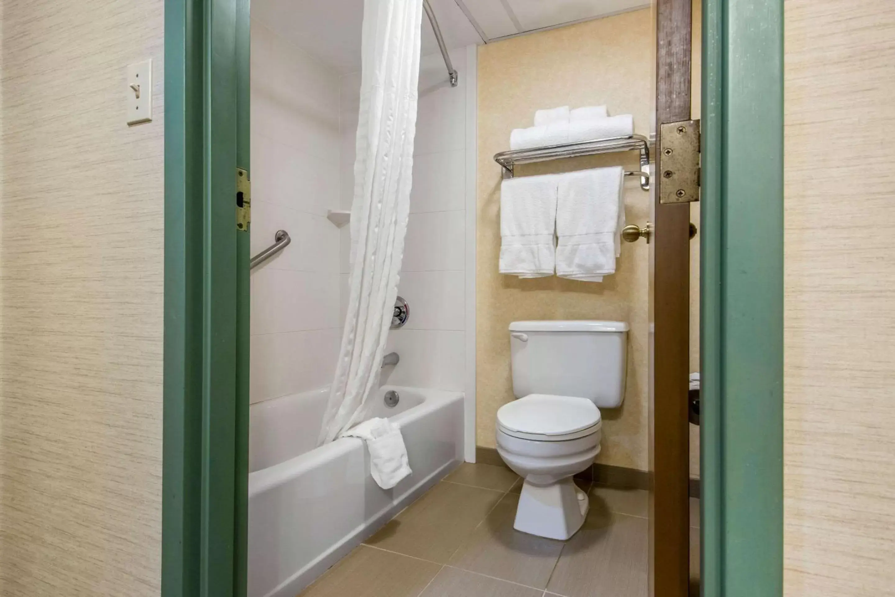Photo of the whole room, Bathroom in Quality Inn & Suites Mansfield